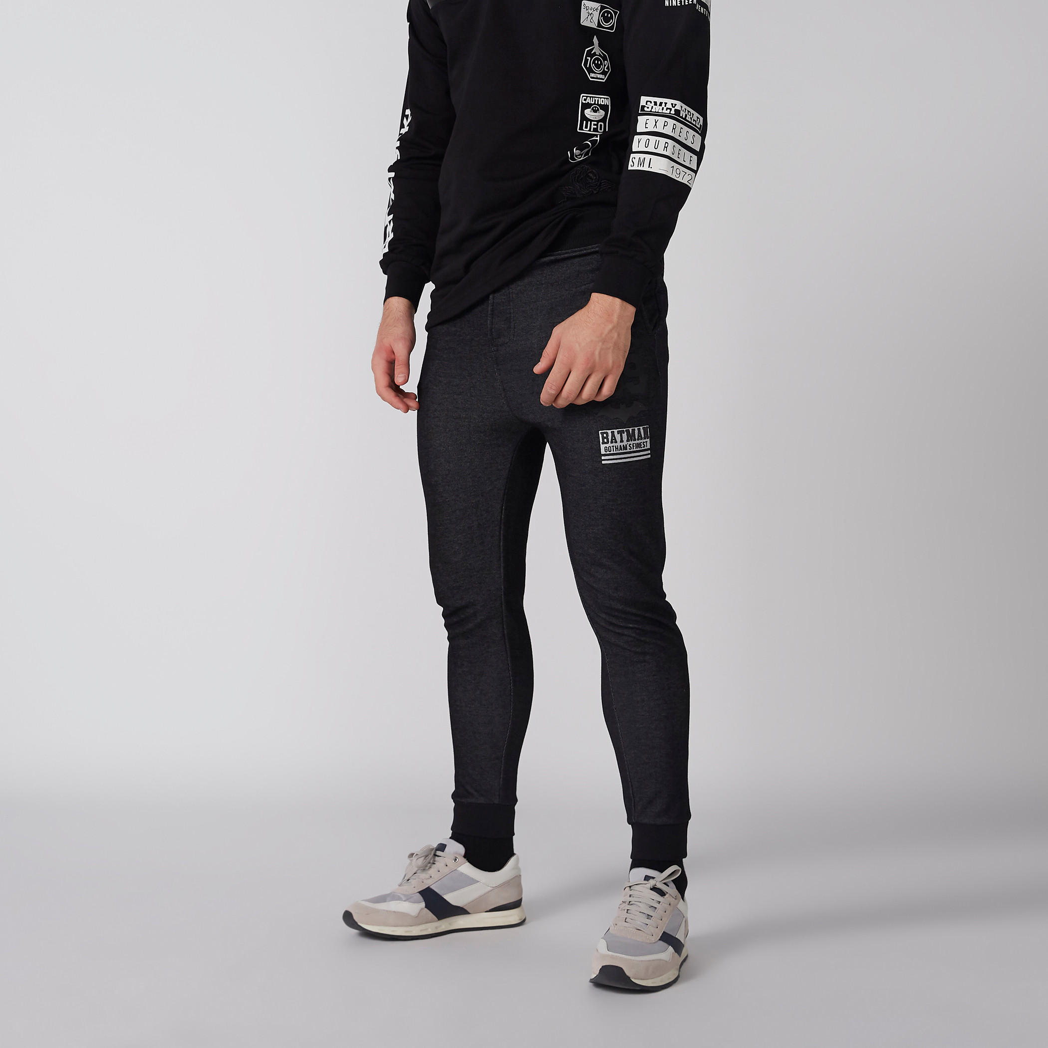 بنطال رياضي بخصر مطّاطي وجيوب وطبعات باتمان-men-clothing-bottoms-joggers-image-1