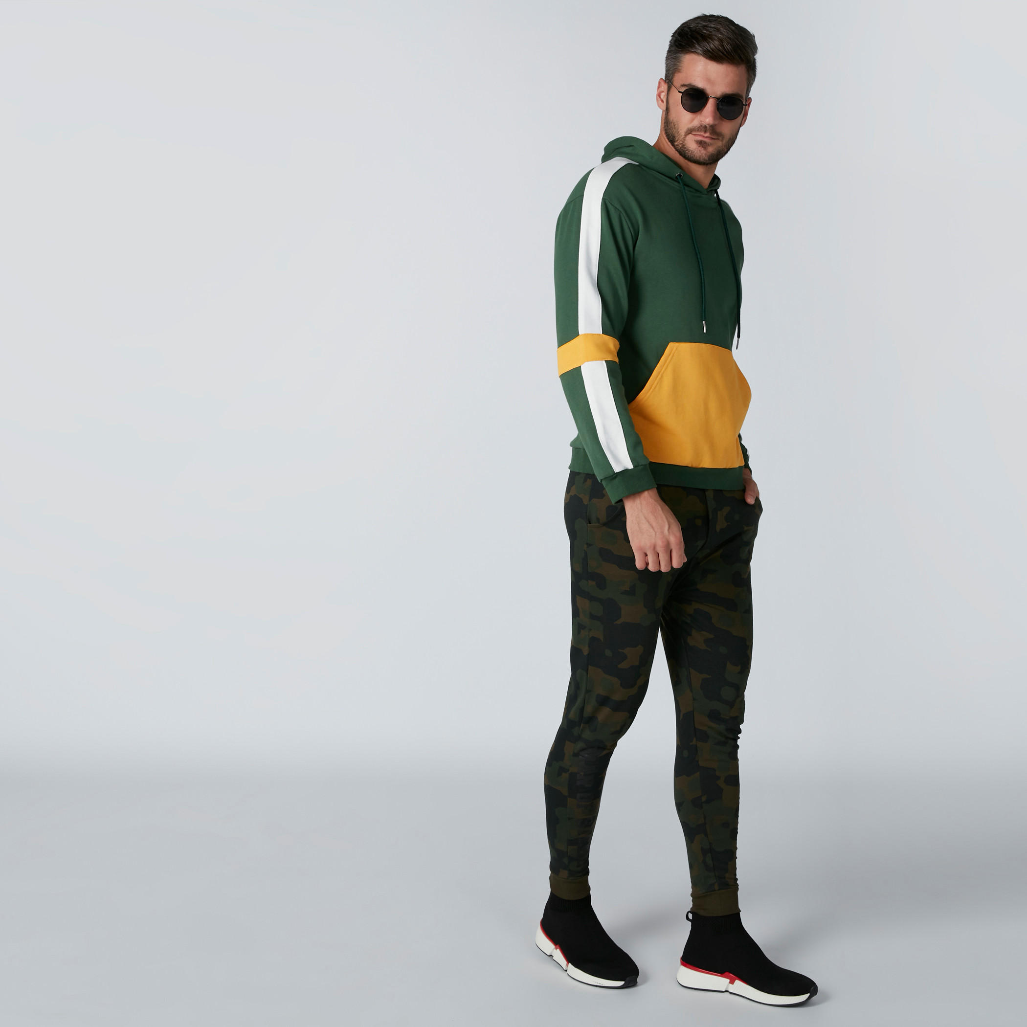 بنطال رياضي بجيوب وطبعات مموهّة سوبرمان-men-clothing-bottoms-joggers-image-2