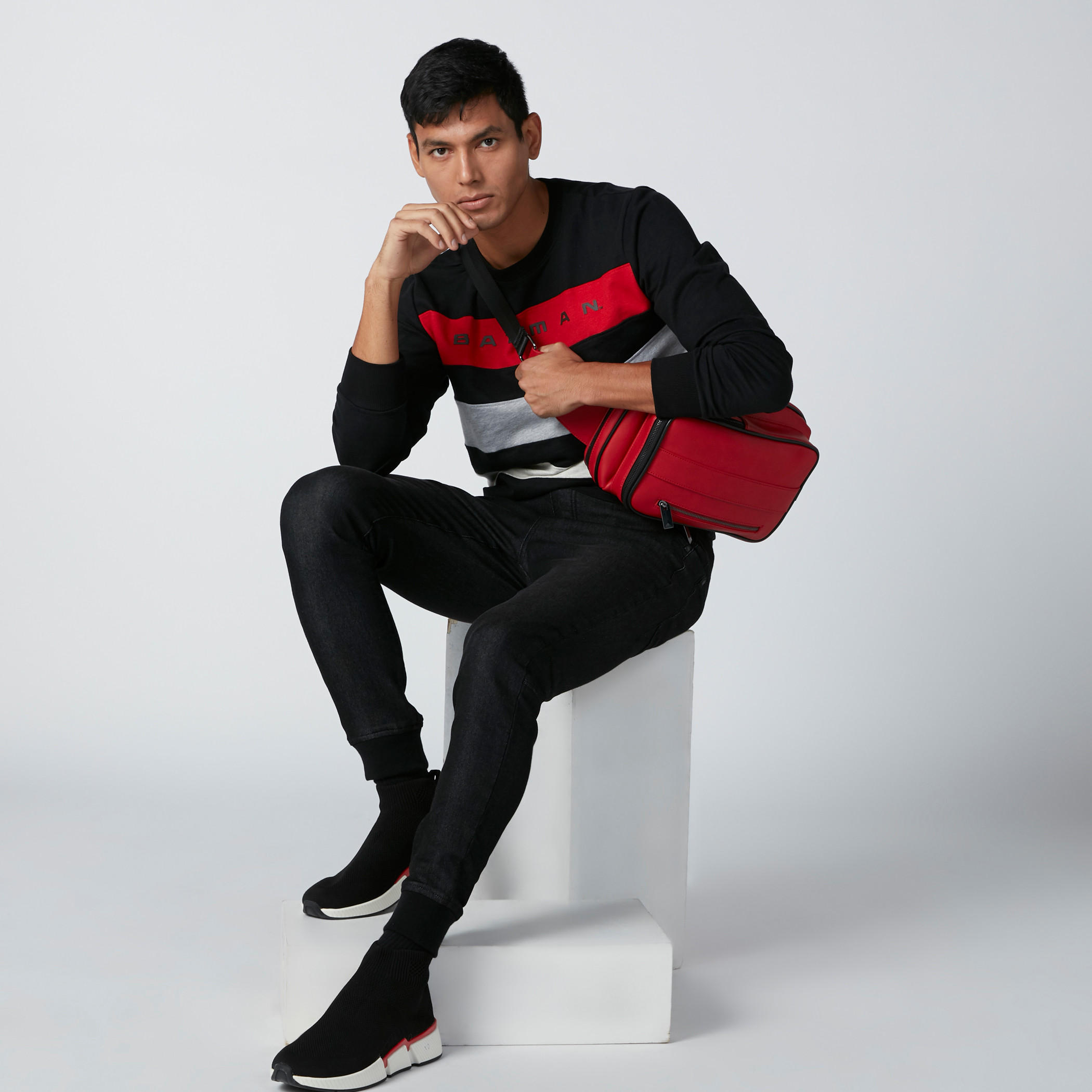 سويت شيرت بياقة ضيّقة وأكمام طويلة وطبعات باتمان-men-winterwear-hoodiesandsweatshirts-image-1