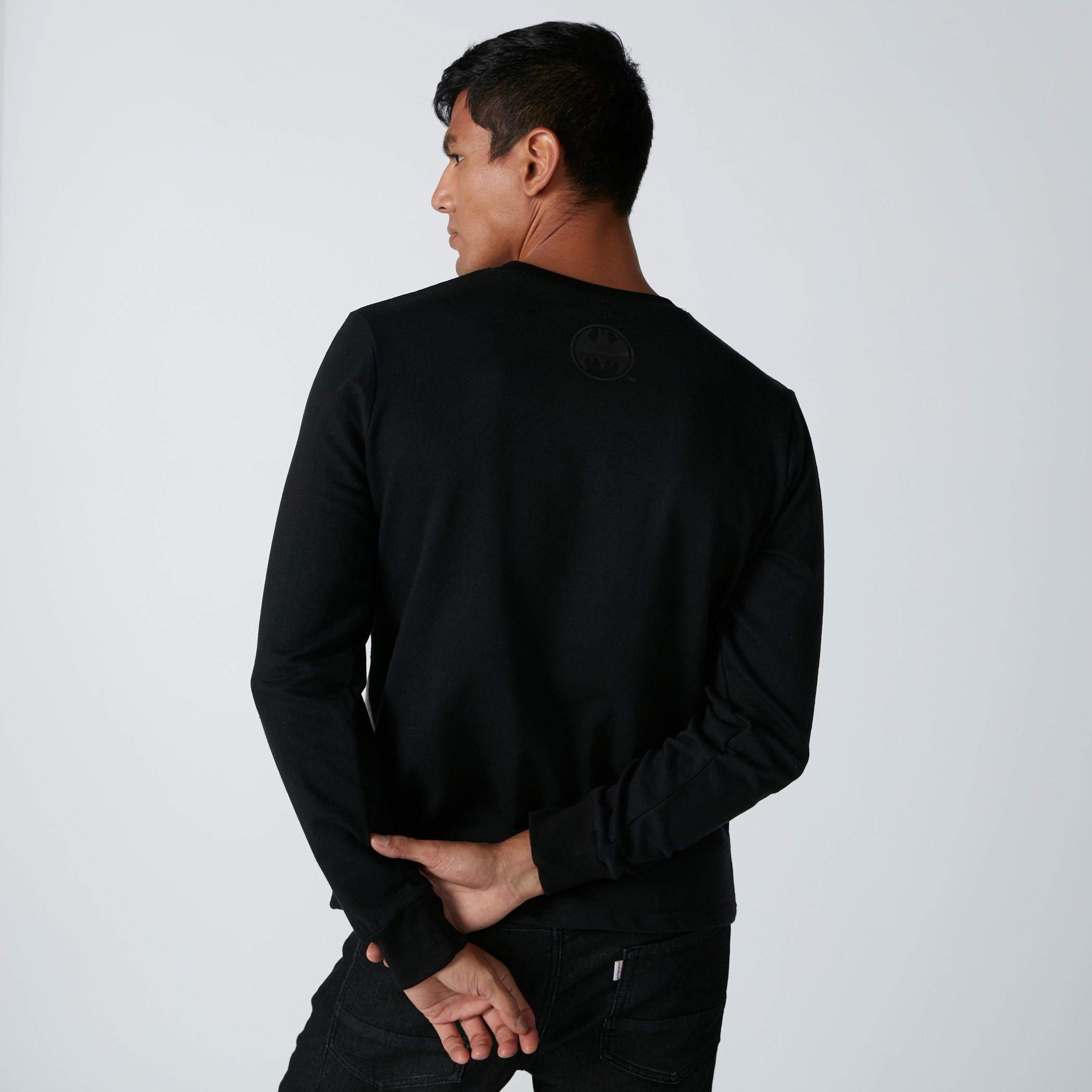 سويت شيرت بياقة ضيّقة وأكمام طويلة وطبعات باتمان-men-winterwear-hoodiesandsweatshirts-image-2