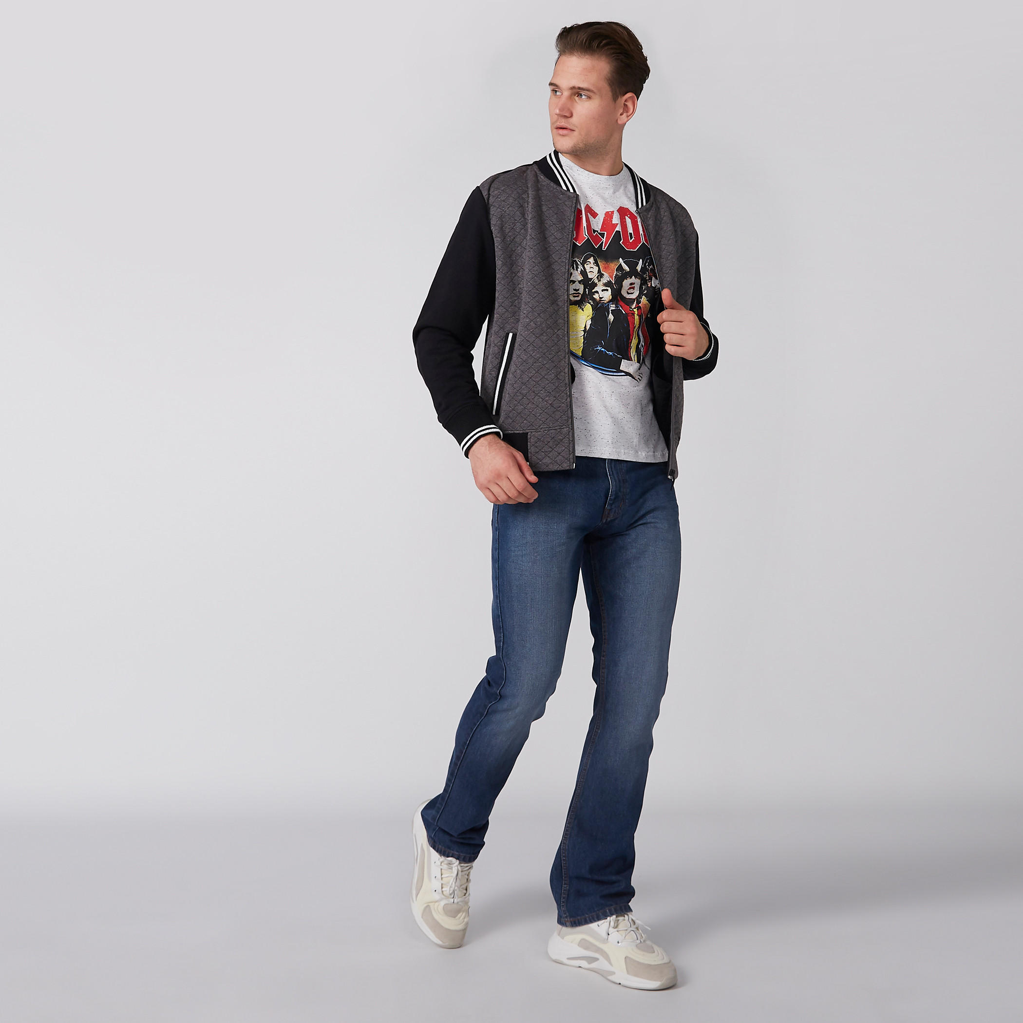 تيشيرت بياقة ضيقة وأكمام قصيرة وطبعات-men-clothing-tshirtsandpolos-tshirts-image-2