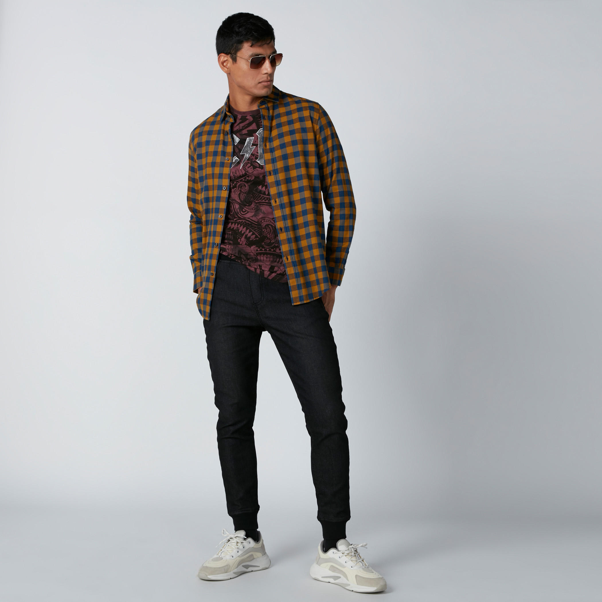 تيشيرت بياقة مستديرة وأكمام قصيرة وطبعات-men-clothing-tshirtsandpolos-tshirts-image-1