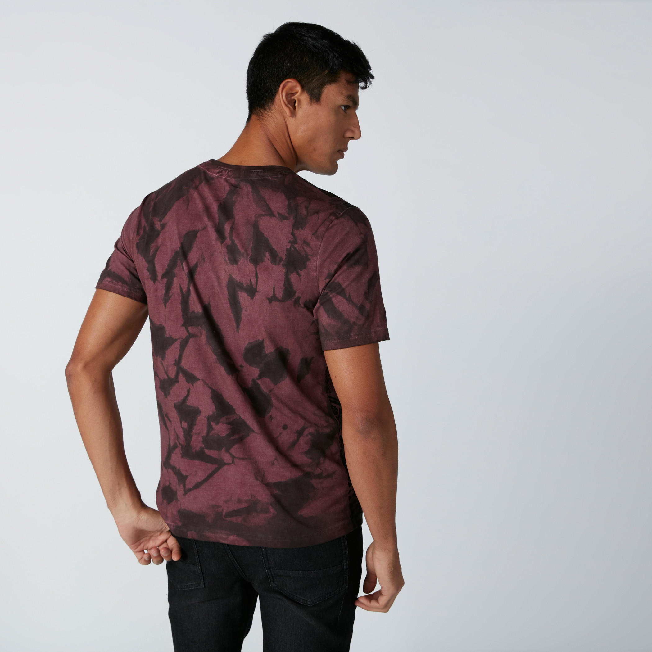 تيشيرت بياقة مستديرة وأكمام قصيرة وطبعات-men-clothing-tshirtsandpolos-tshirts-image-2