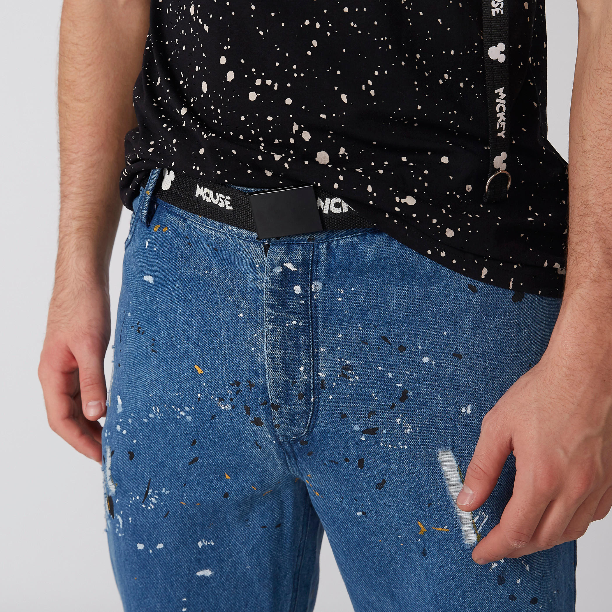 بنطال جينز بتصميم ممزق وجيوب وطبعات ميكي ماوس-men-clothing-bottoms-jeans-image-3