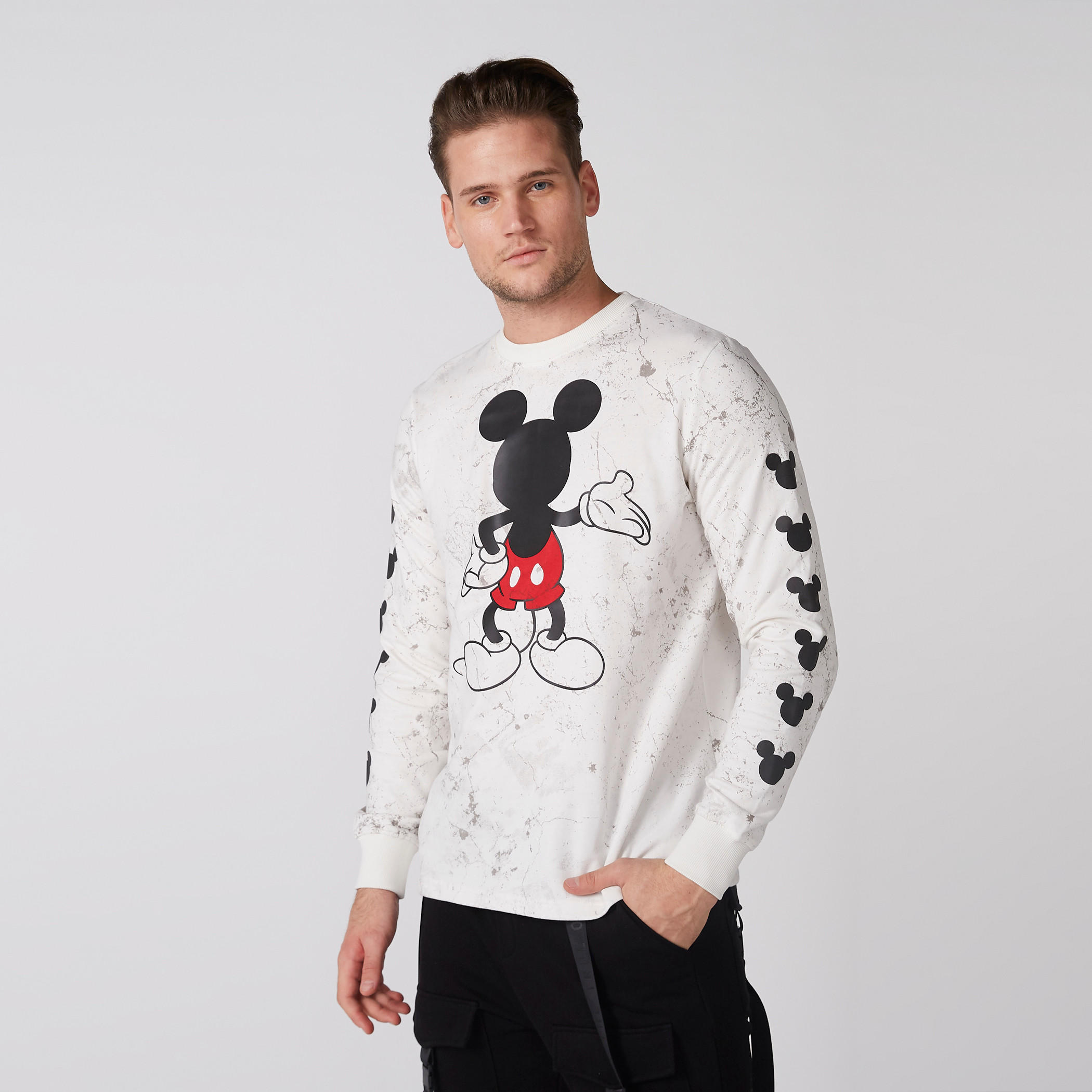 سويت شيرت بياقة ضيّقة وأكمام طويلة وطبعات ميكي ماوس-men-winterwear-hoodiesandsweatshirts-image-1