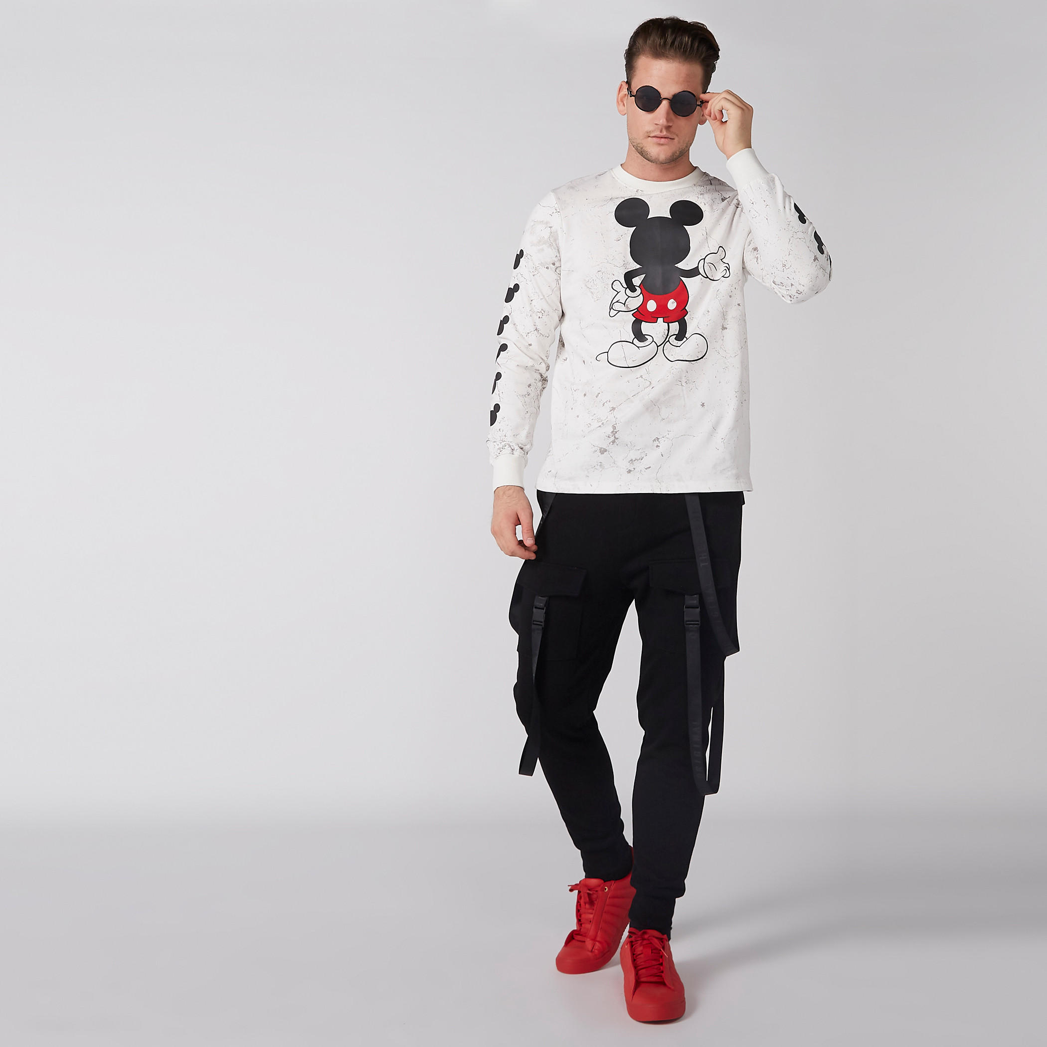 سويت شيرت بياقة ضيّقة وأكمام طويلة وطبعات ميكي ماوس-men-winterwear-hoodiesandsweatshirts-image-2