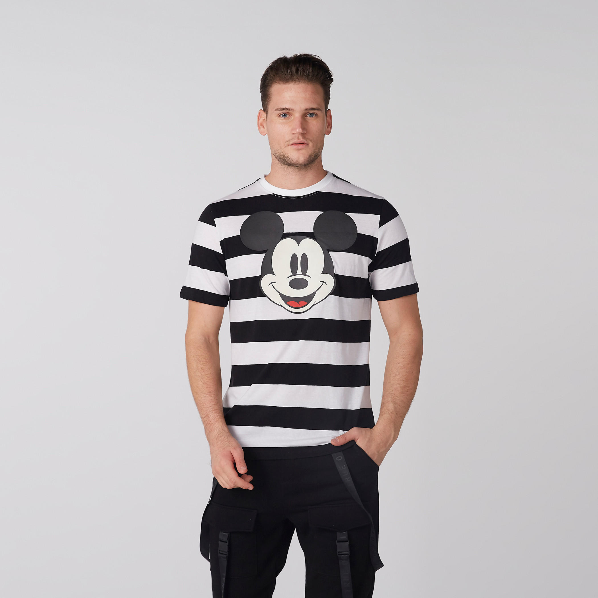 تيشيرت بياقة ضيّقة وأكمام قصيرة وطبعات ميكي ماوس-men-clothing-tshirtsandpolos-tshirts-image-3