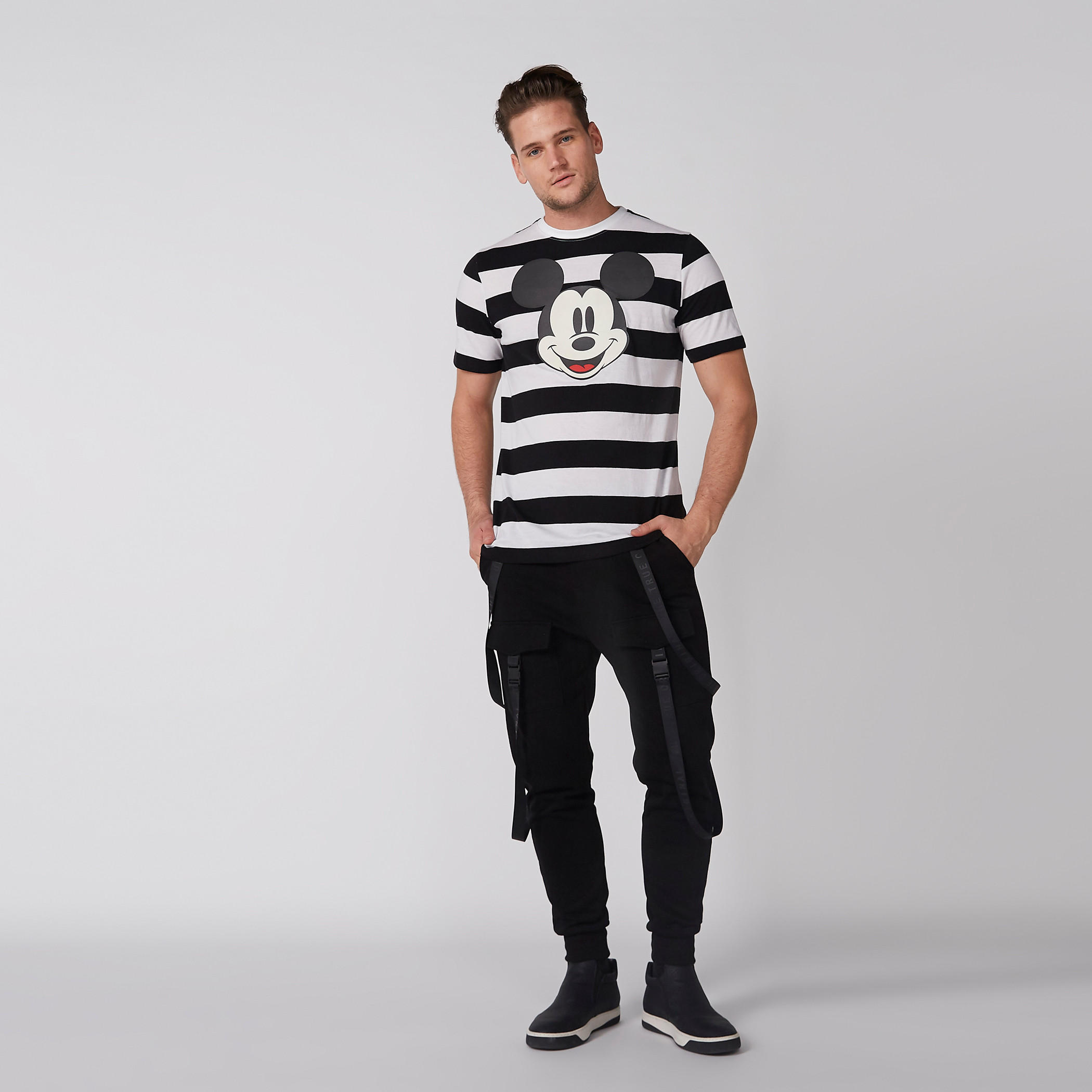 تيشيرت بياقة ضيّقة وأكمام قصيرة وطبعات ميكي ماوس-men-clothing-tshirtsandpolos-tshirts-image-2