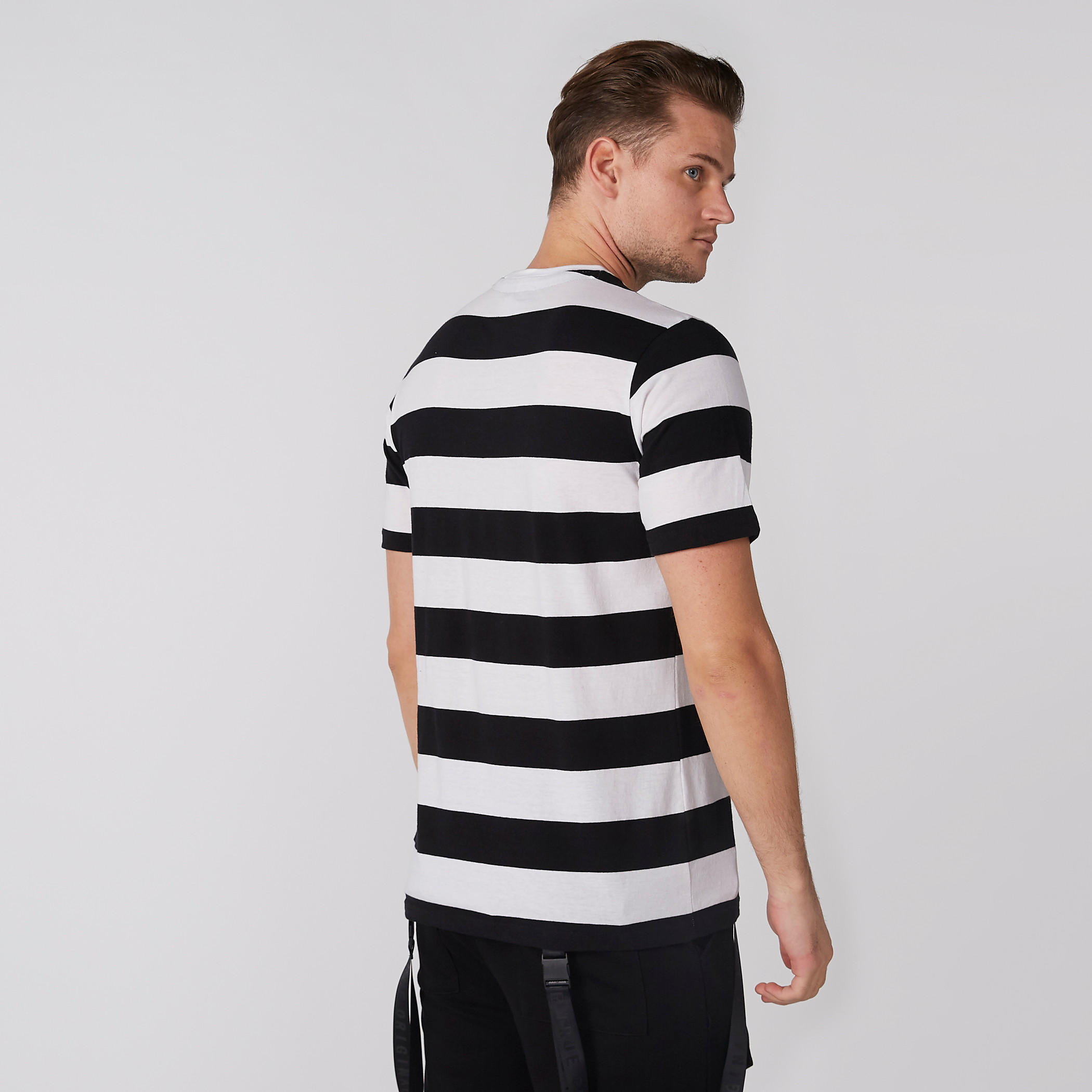تيشيرت بياقة ضيّقة وأكمام قصيرة وطبعات ميكي ماوس-men-clothing-tshirtsandpolos-tshirts-image-1