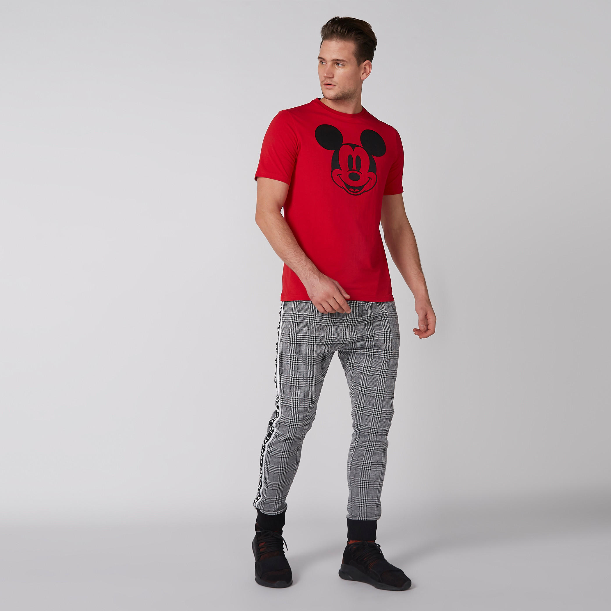 تيشيرت بياقة ضيّقة وأكمام قصيرة وطبعات ميكي ماوس-men-clothing-tshirtsandpolos-tshirts-image-2