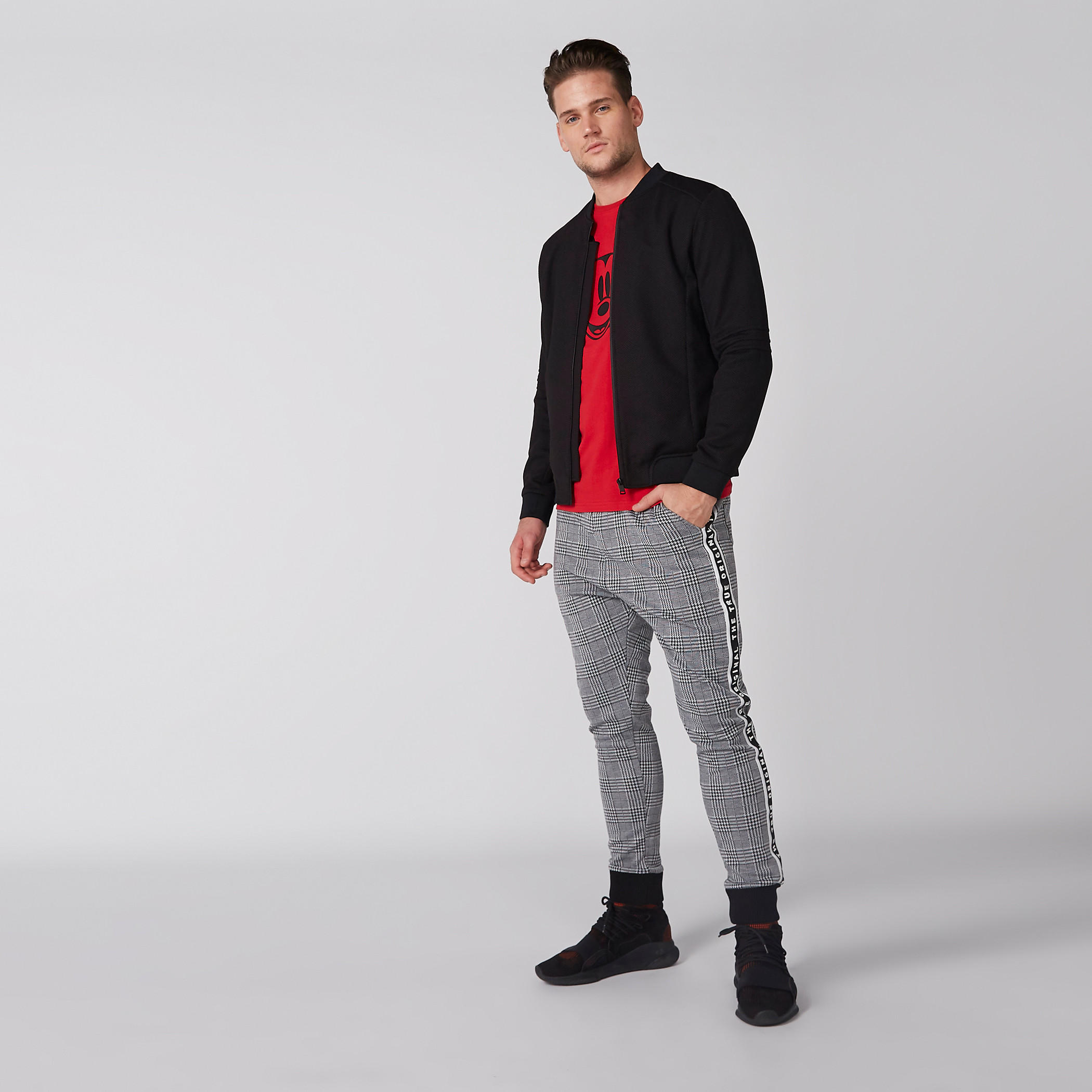 تيشيرت بياقة ضيّقة وأكمام قصيرة وطبعات ميكي ماوس-men-clothing-tshirtsandpolos-tshirts-image-3