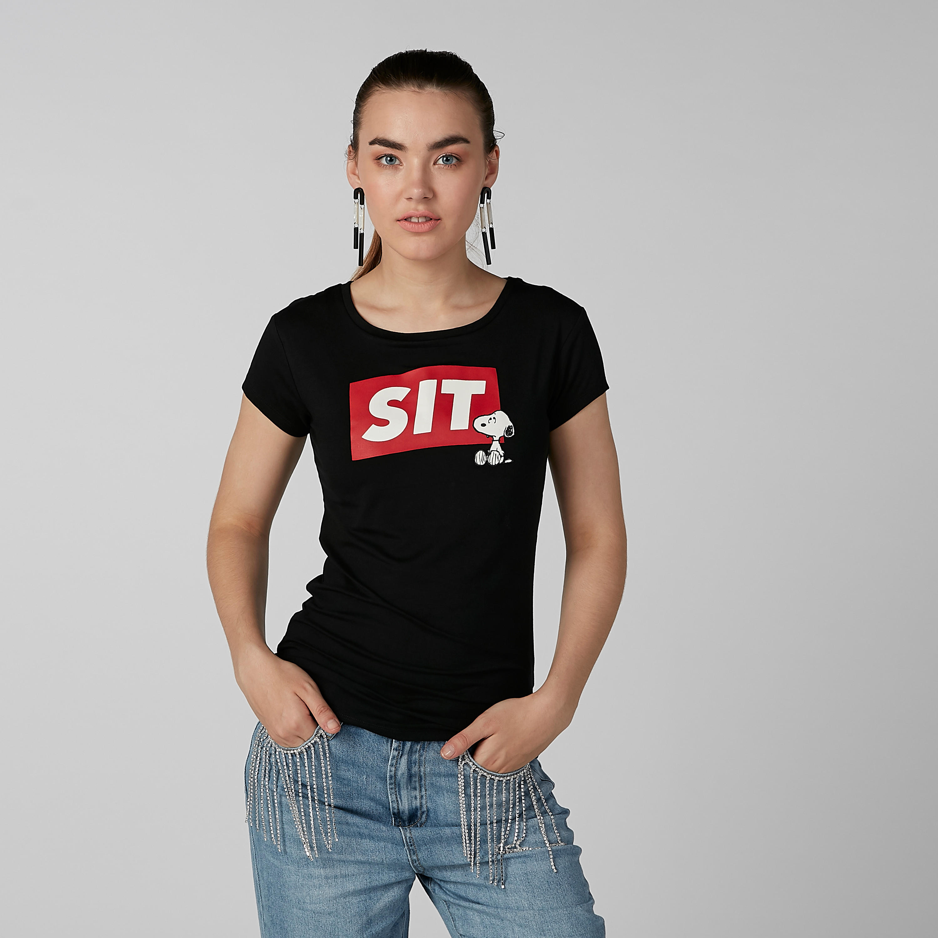 تيشيرت بياقة مستديرة وأكمام كاب وطبعات سنوبي-men-clothing-tshirtsandpolos-tshirts-image-3