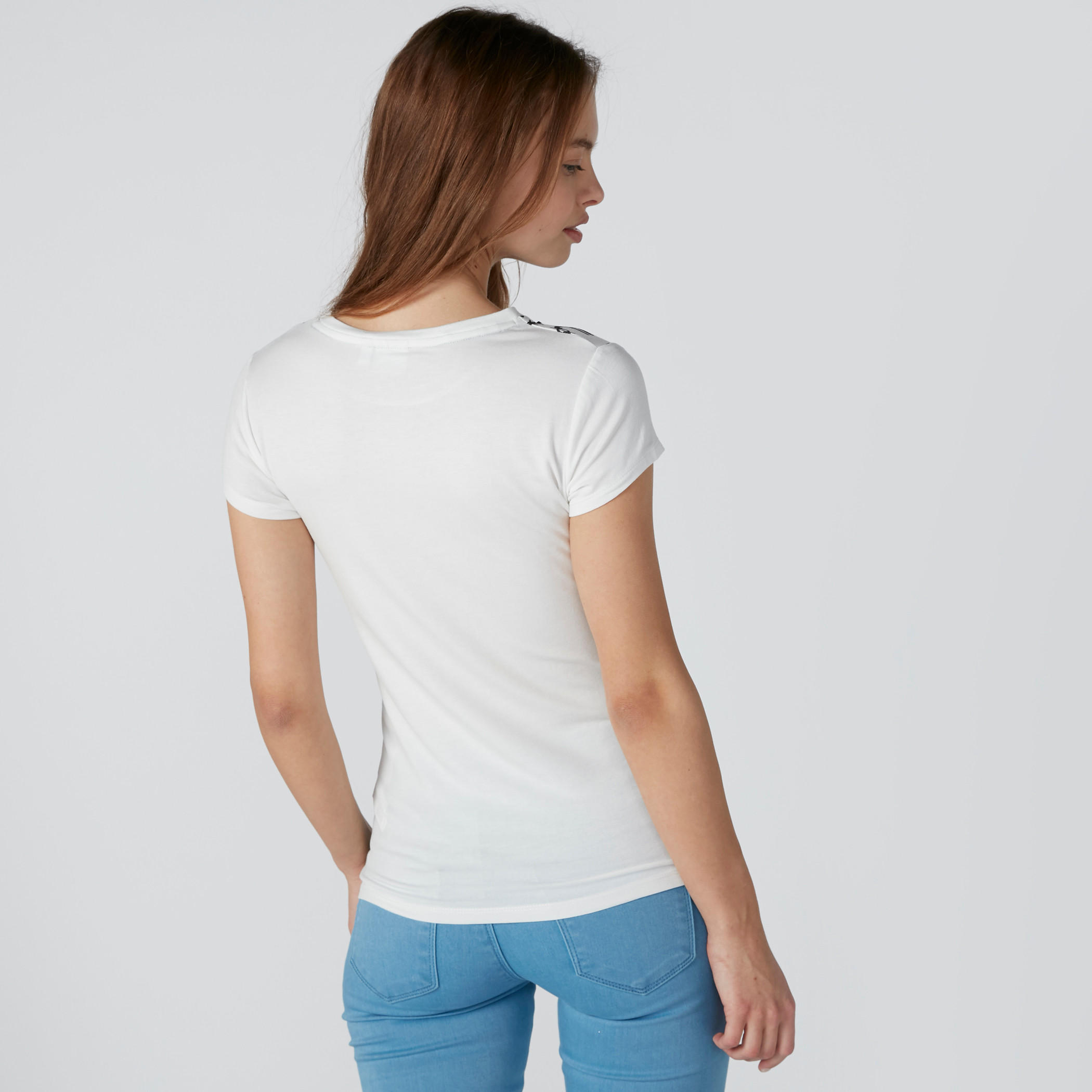 تيشيرت بياقة مستديرة وأكمام كاب وطبعات ذا لايون كينج-women-clothing-tshirts-image-2