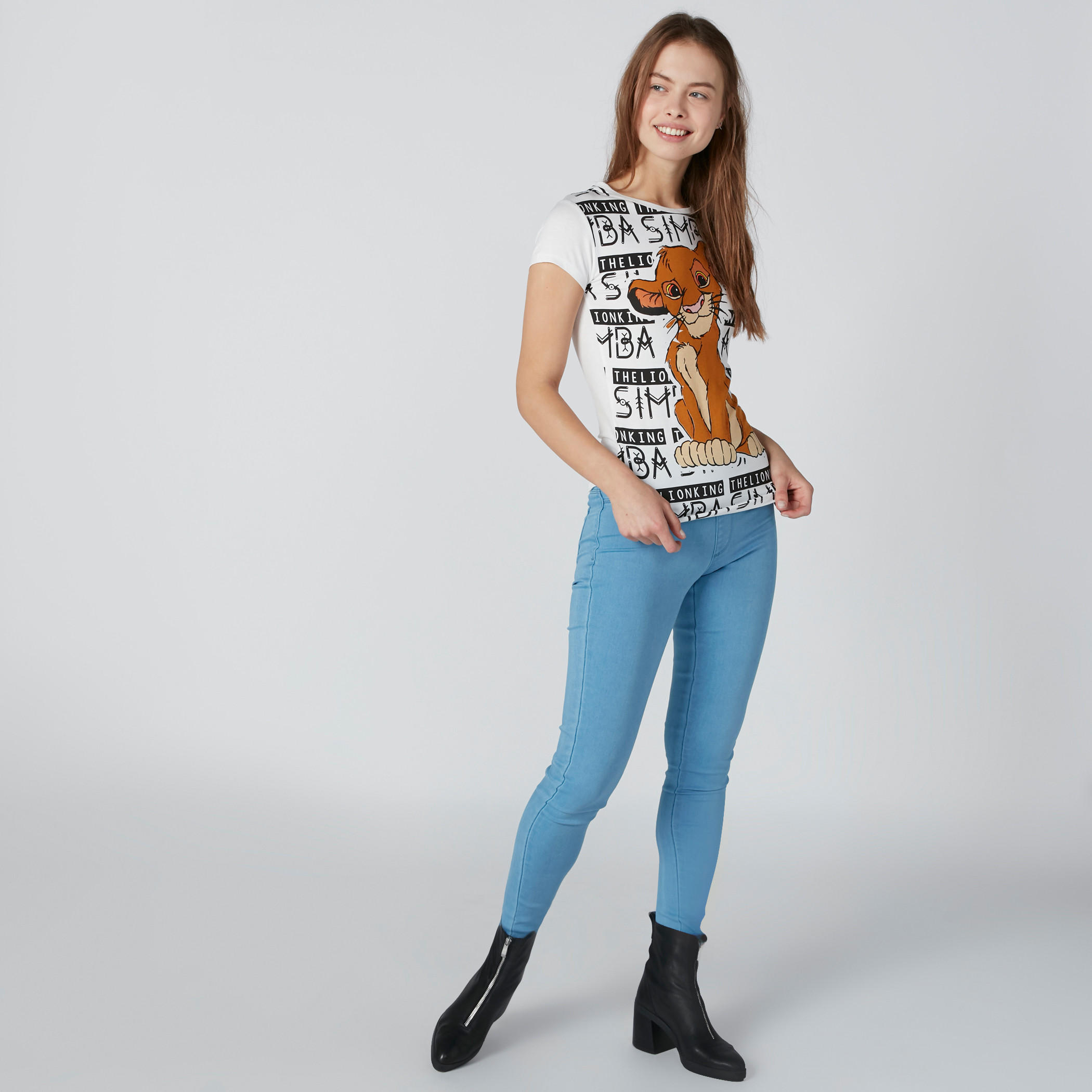 تيشيرت بياقة مستديرة وأكمام كاب وطبعات ذا لايون كينج-women-clothing-tshirts-image-3