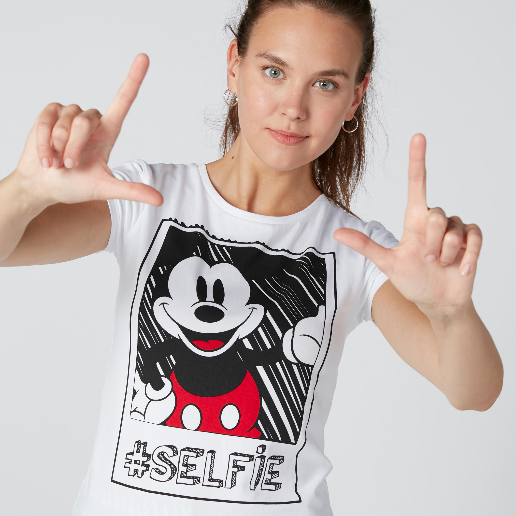 تيشيرت بأكمام كاب وياقة مستديرة وطبعات سيلفي ميكي ماوس-women-clothing-tshirts-image-4