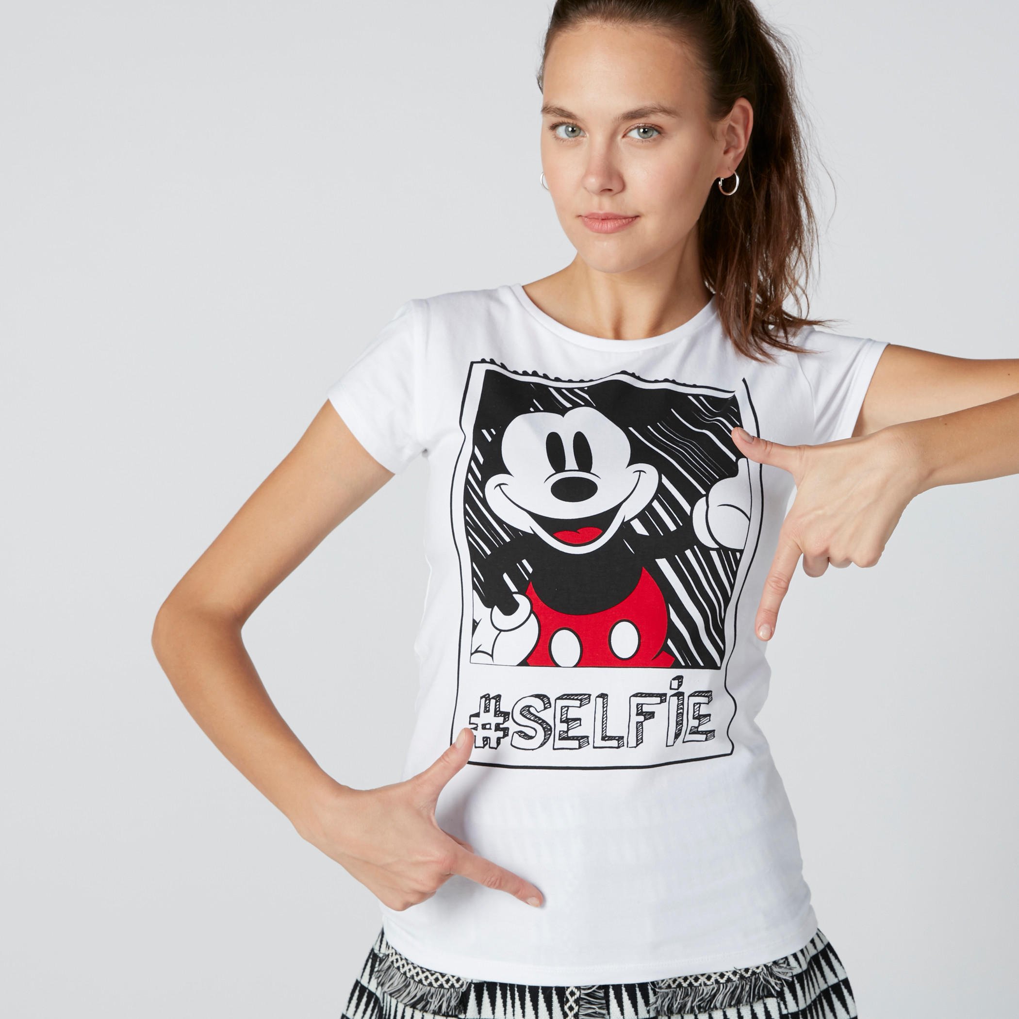 تيشيرت بأكمام كاب وياقة مستديرة وطبعات سيلفي ميكي ماوس-women-clothing-tshirts-image-2