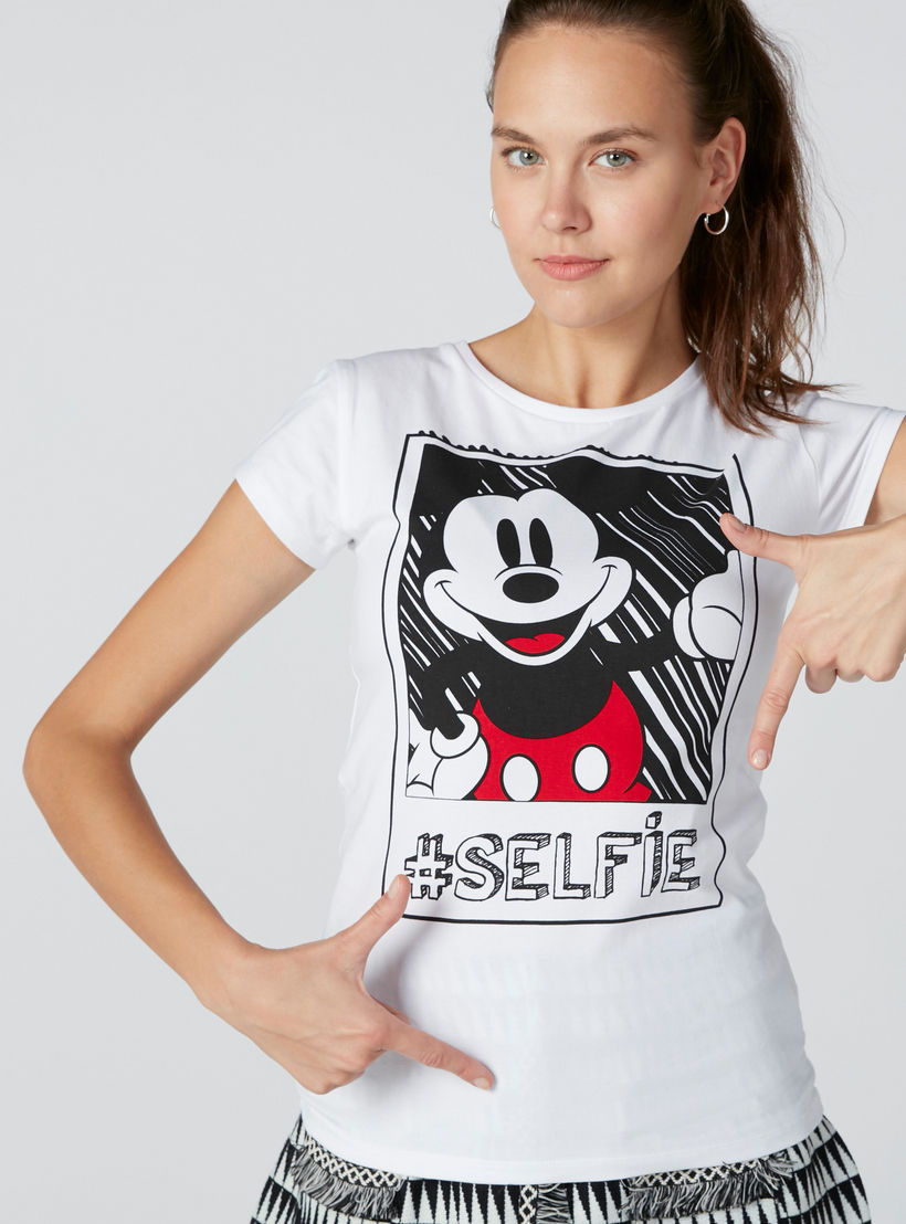 تيشيرت بأكمام كاب وياقة مستديرة وطبعات سيلفي ميكي ماوس-women-clothing-tshirts-image-2