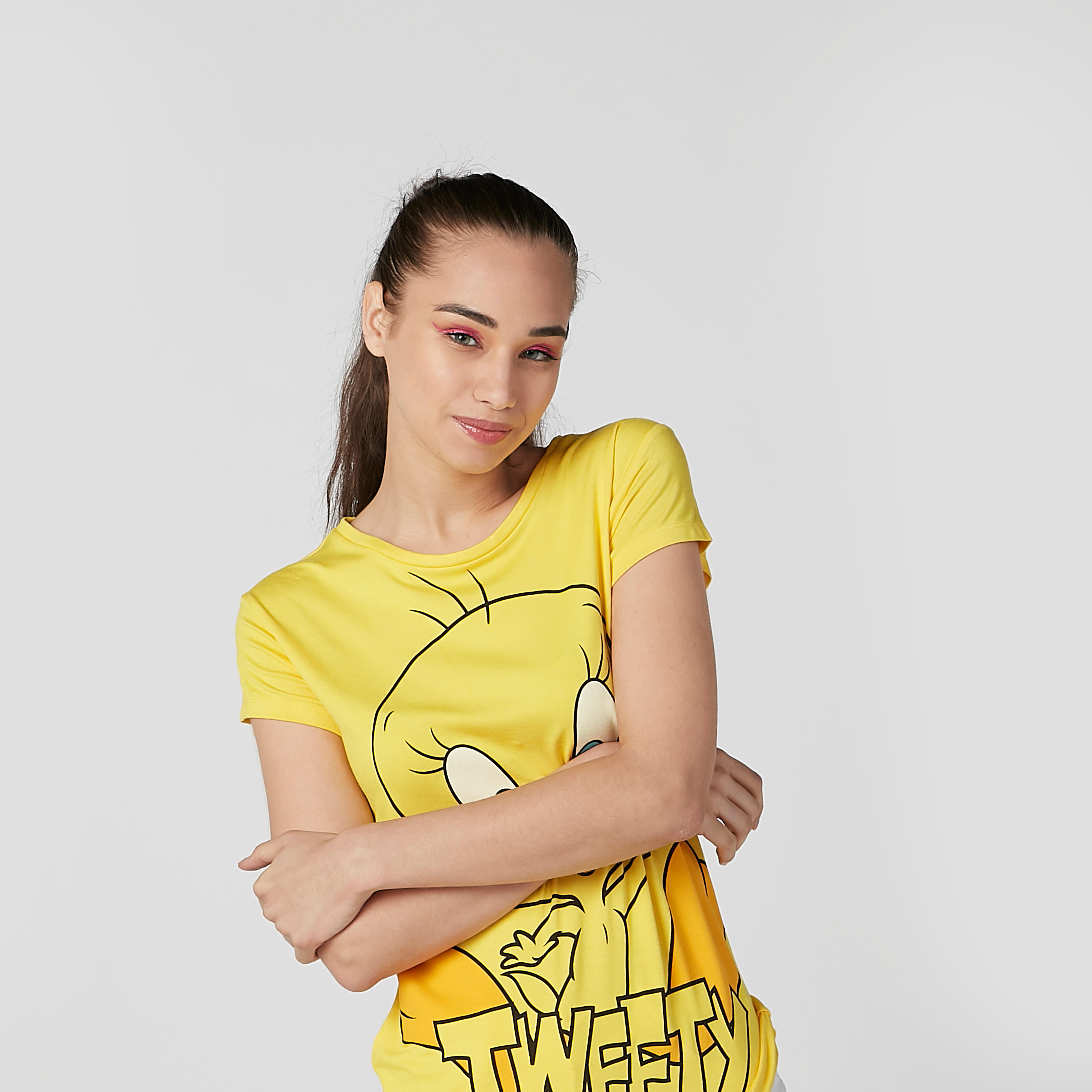 تيشيرت بياقة مستديرة وأكمام كاب وطبعات تويتي-women-clothing-tshirts-image-4