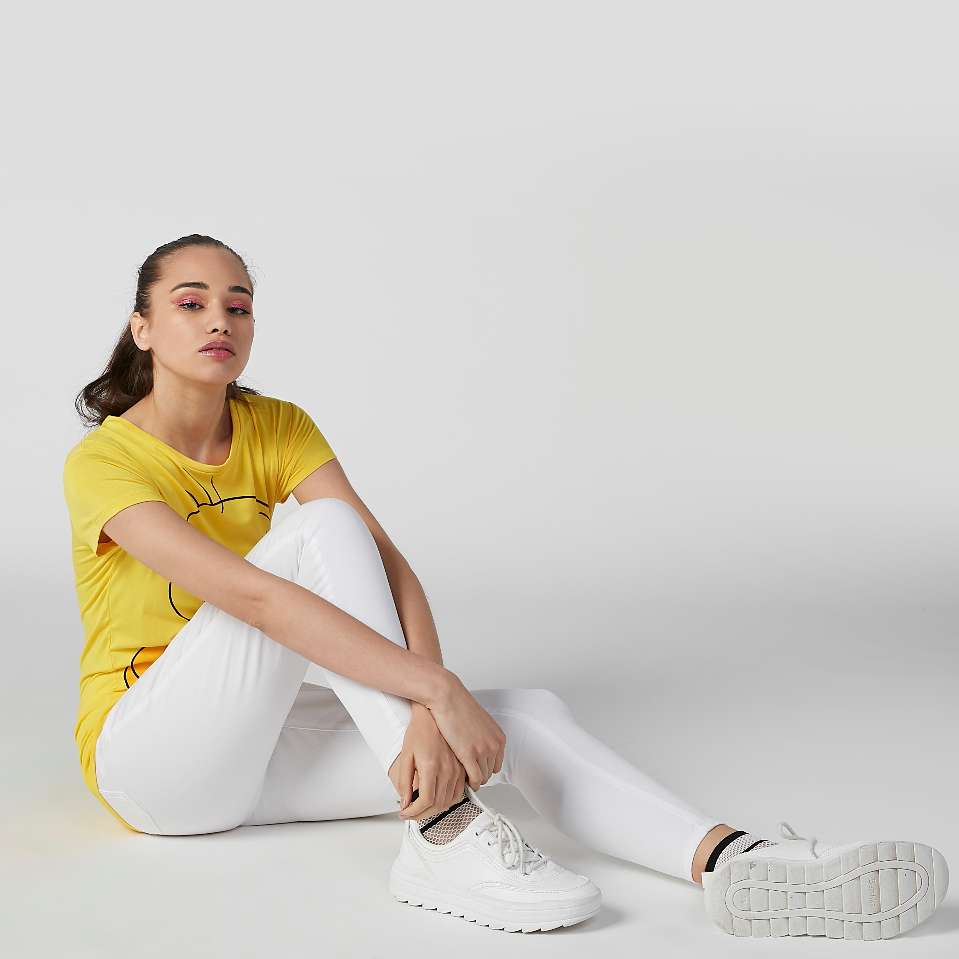 تيشيرت بياقة مستديرة وأكمام كاب وطبعات تويتي-women-clothing-tshirts-image-5