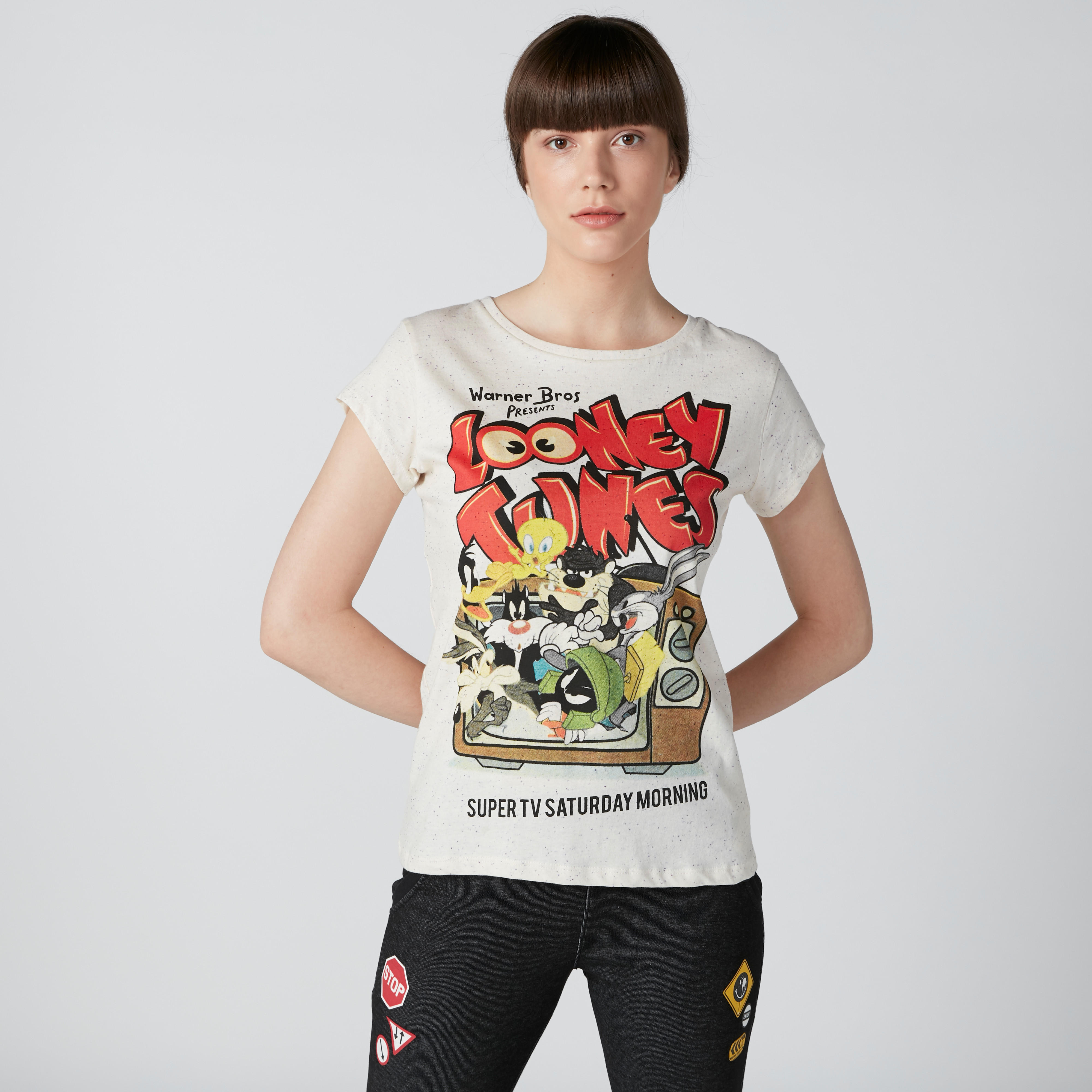 تيشيرت بياقة مستديرة وطبعات لوني تيونز-women-clothing-tshirts-image-3