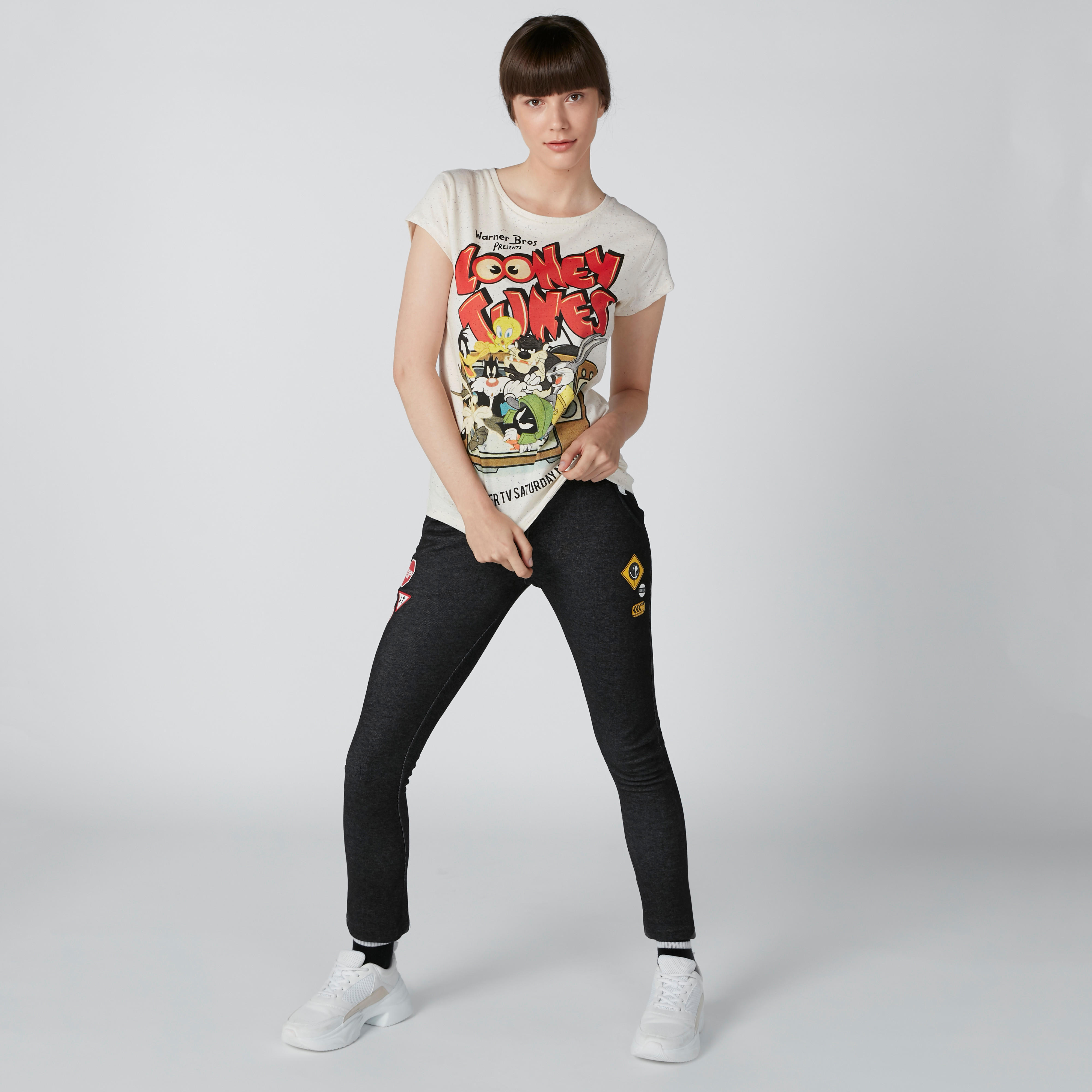 تيشيرت بياقة مستديرة وطبعات لوني تيونز-women-clothing-tshirts-image-1
