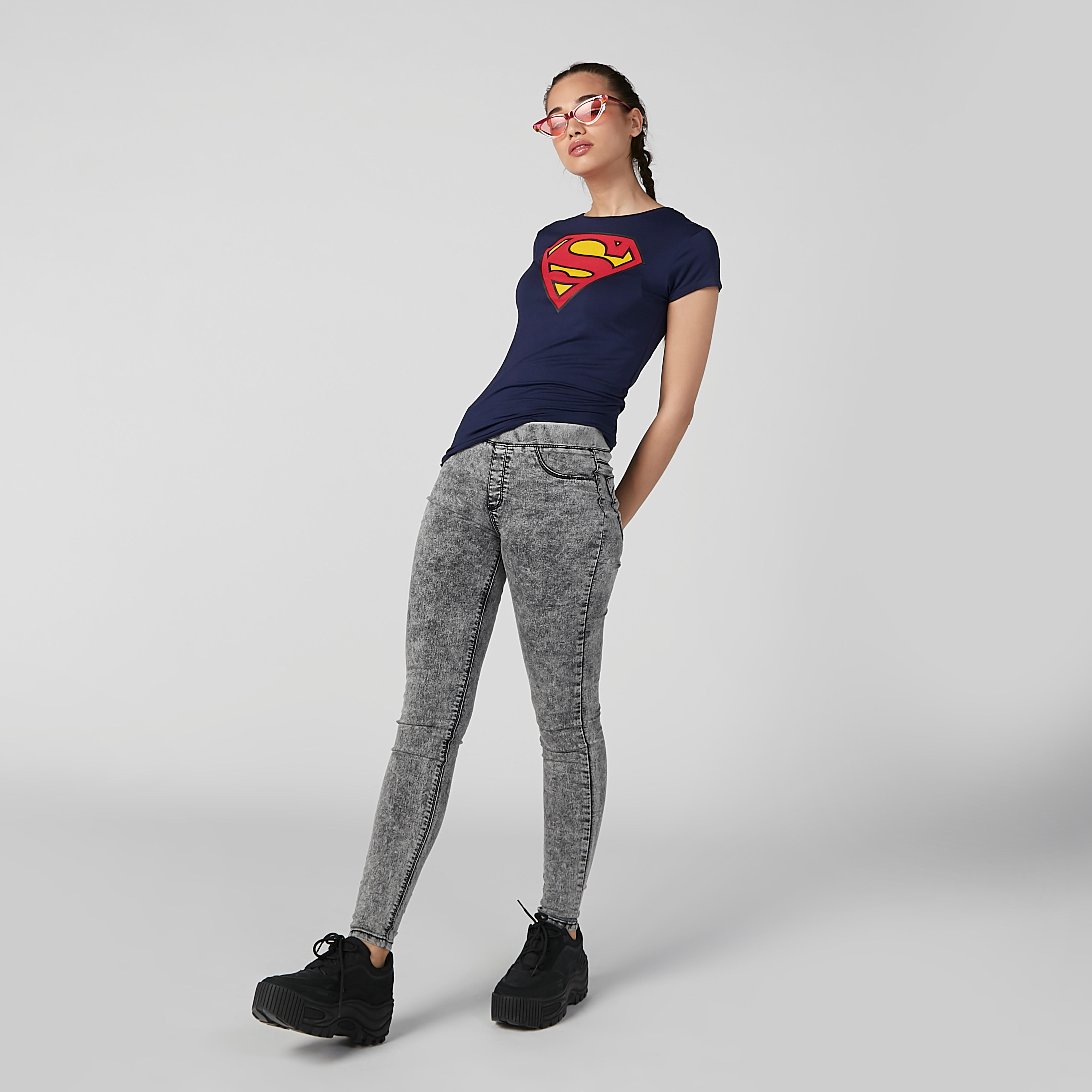 تيشيرت بياقة مستديرة وأكمام كاب وطبعات سوبرمان-women-clothing-tshirts-image-5