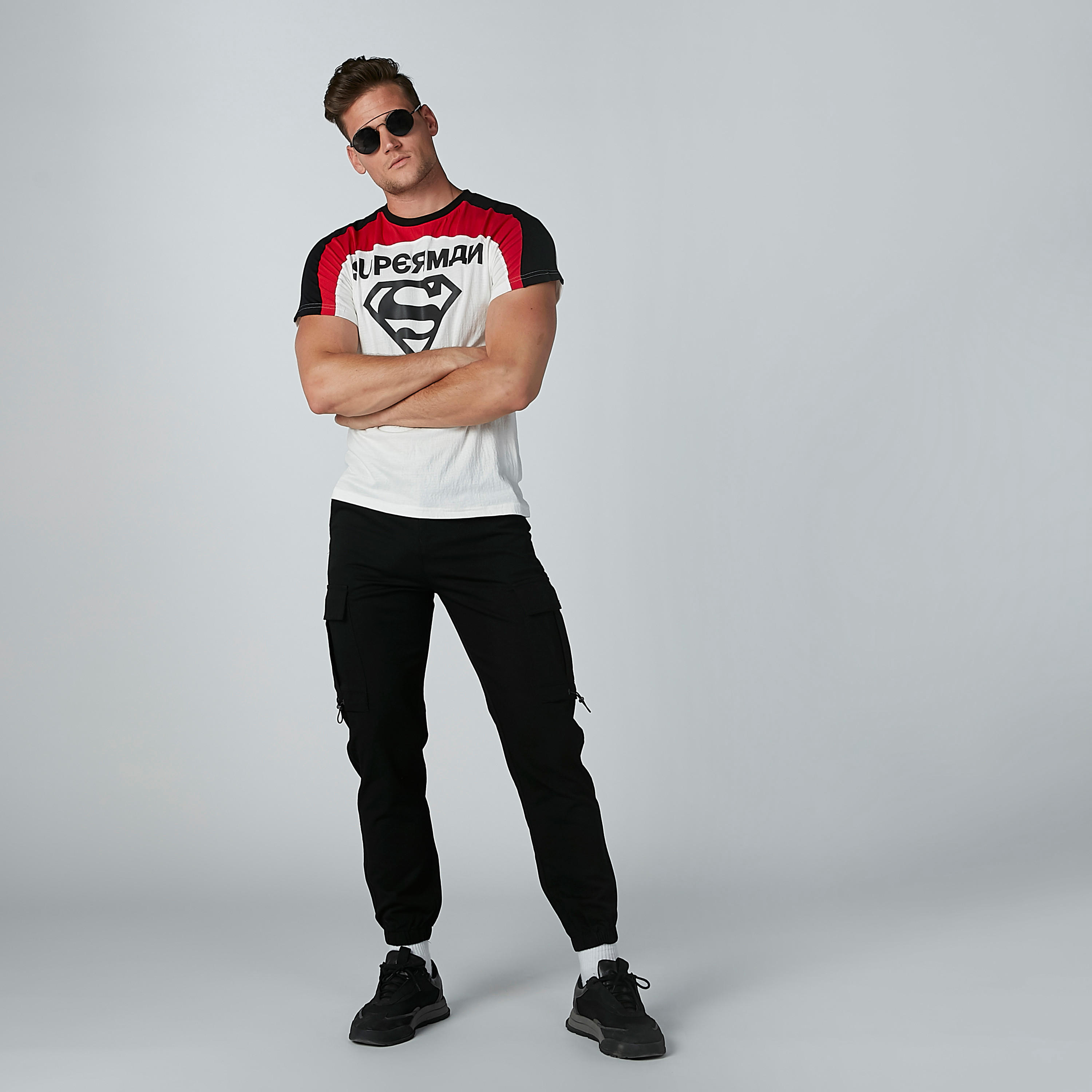 تيشيرت بقصّة سليم وياقة ضيقة وأكمام قصيرة وطبعات سوبرمان-men-clothing-tshirtsandpolos-tshirts-image-1