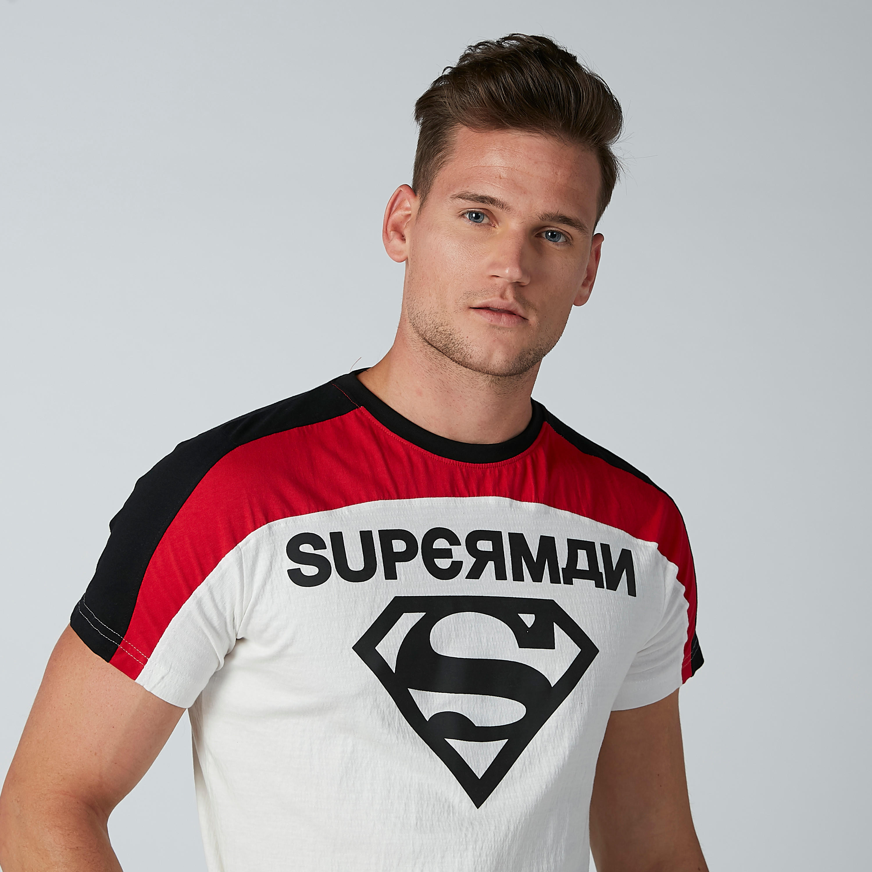 تيشيرت بقصّة سليم وياقة ضيقة وأكمام قصيرة وطبعات سوبرمان-men-clothing-tshirtsandpolos-tshirts-image-2