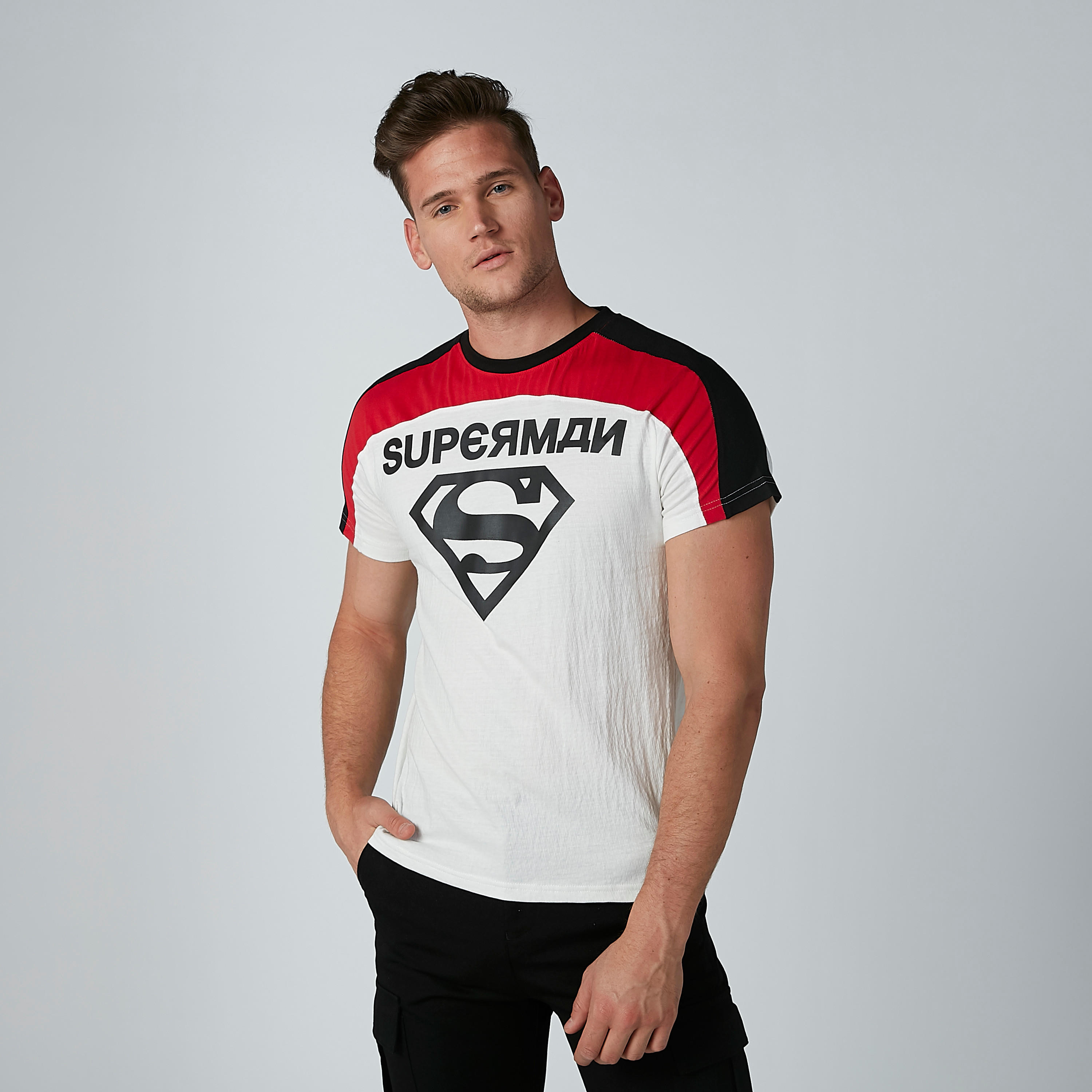 تيشيرت بقصّة سليم وياقة ضيقة وأكمام قصيرة وطبعات سوبرمان-men-clothing-tshirtsandpolos-tshirts-image-3