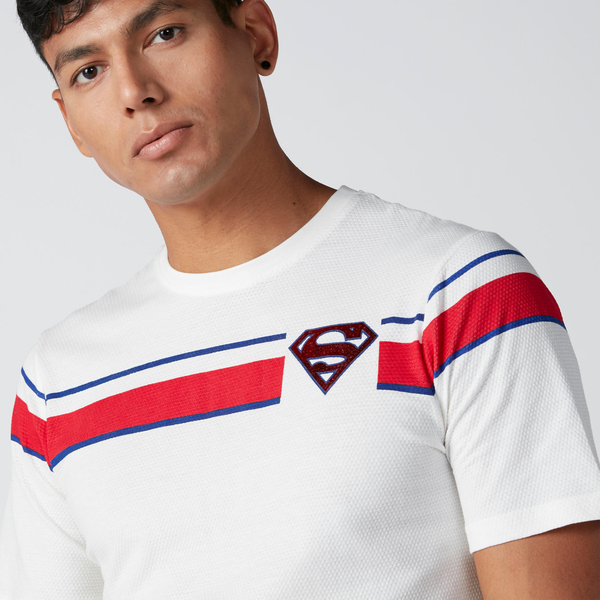تيشيرت بياقة ضيّقة وطبعات سوبرمان-men-clothing-tshirtsandpolos-tshirts-image-4
