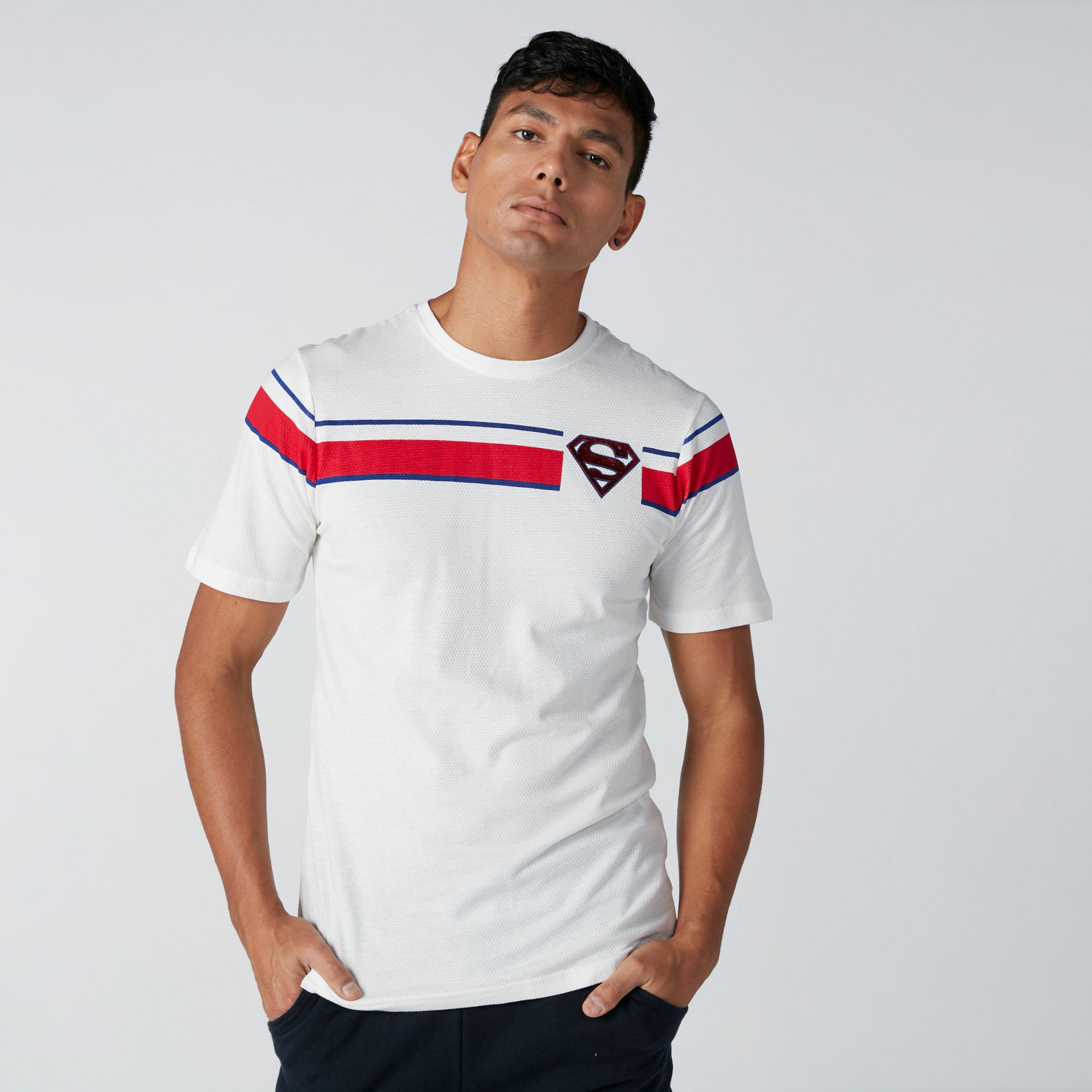 تيشيرت بياقة ضيّقة وطبعات سوبرمان-men-clothing-tshirtsandpolos-tshirts-image-1