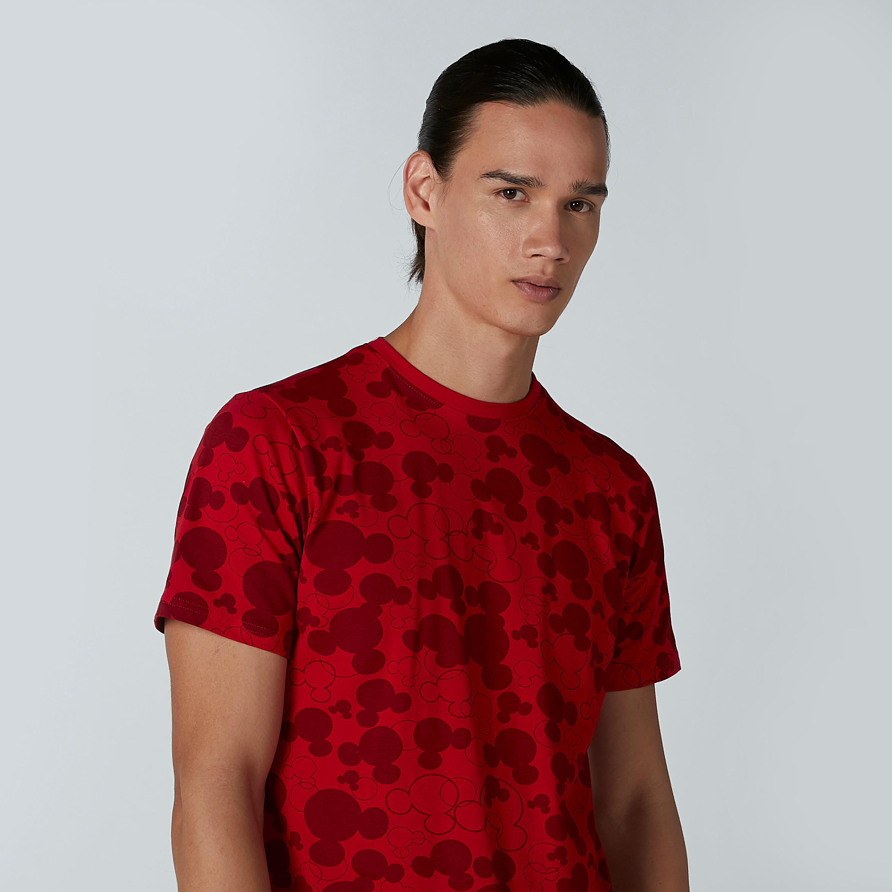 تيشيرت بقصّة سليم وياقة ضيقة وأكمام قصيرة وطبعات ميكي ماوس-men-clothing-tshirtsandpolos-tshirts-image-1