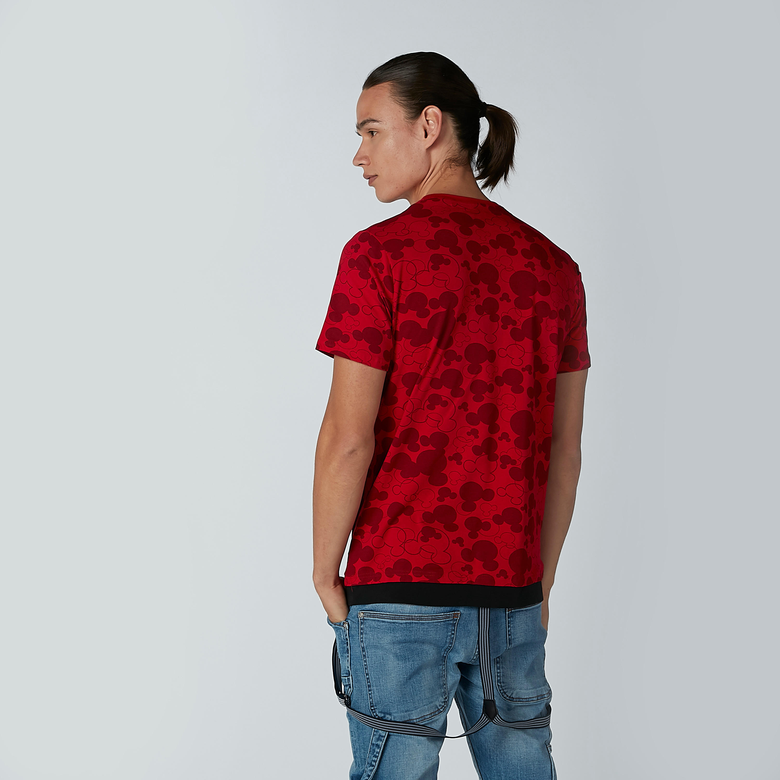 تيشيرت بقصّة سليم وياقة ضيقة وأكمام قصيرة وطبعات ميكي ماوس-men-clothing-tshirtsandpolos-tshirts-image-2