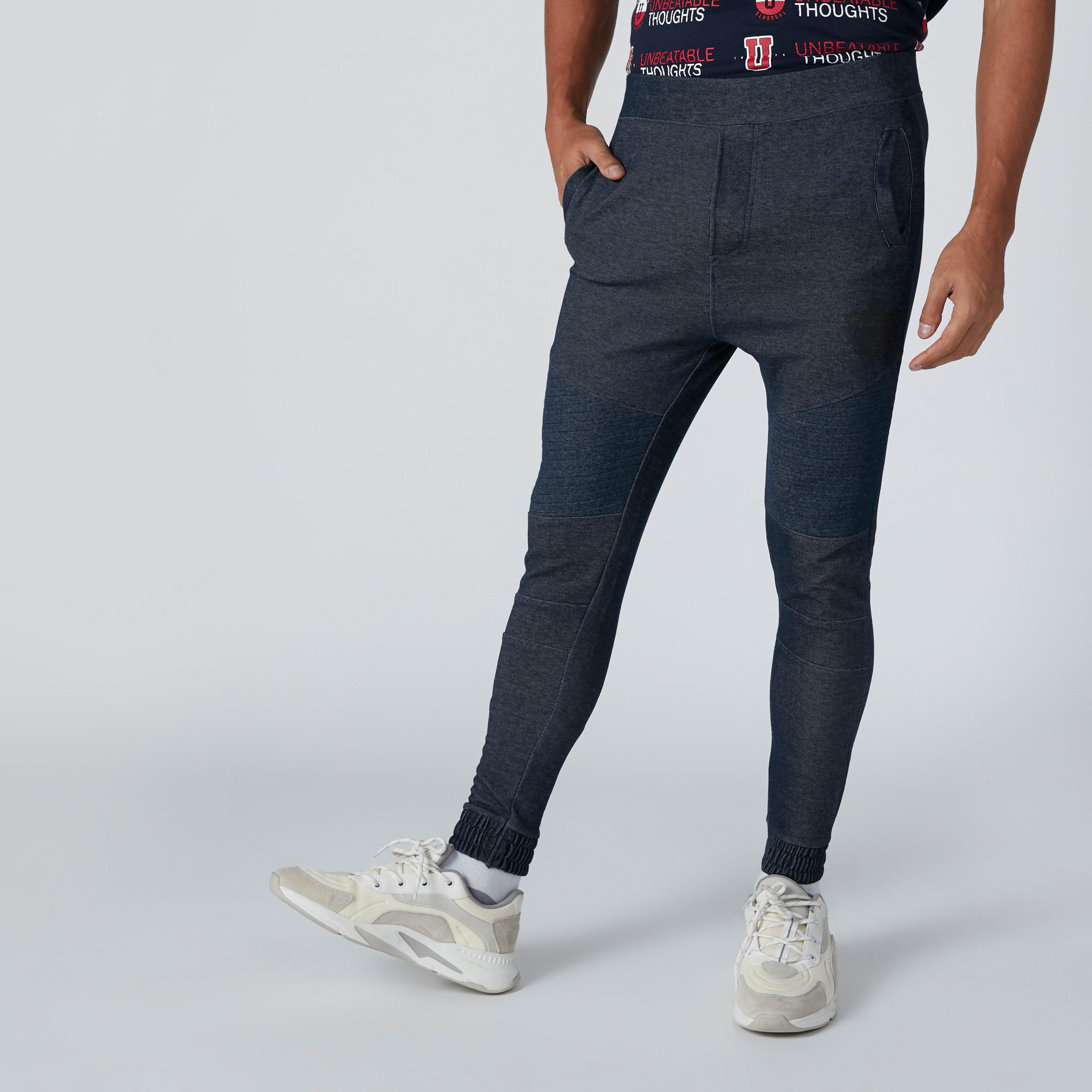 بنطال رياضي بخصر مطّاطي متوسط الارتفاع وجيوب-men-clothing-bottoms-joggers-image-3