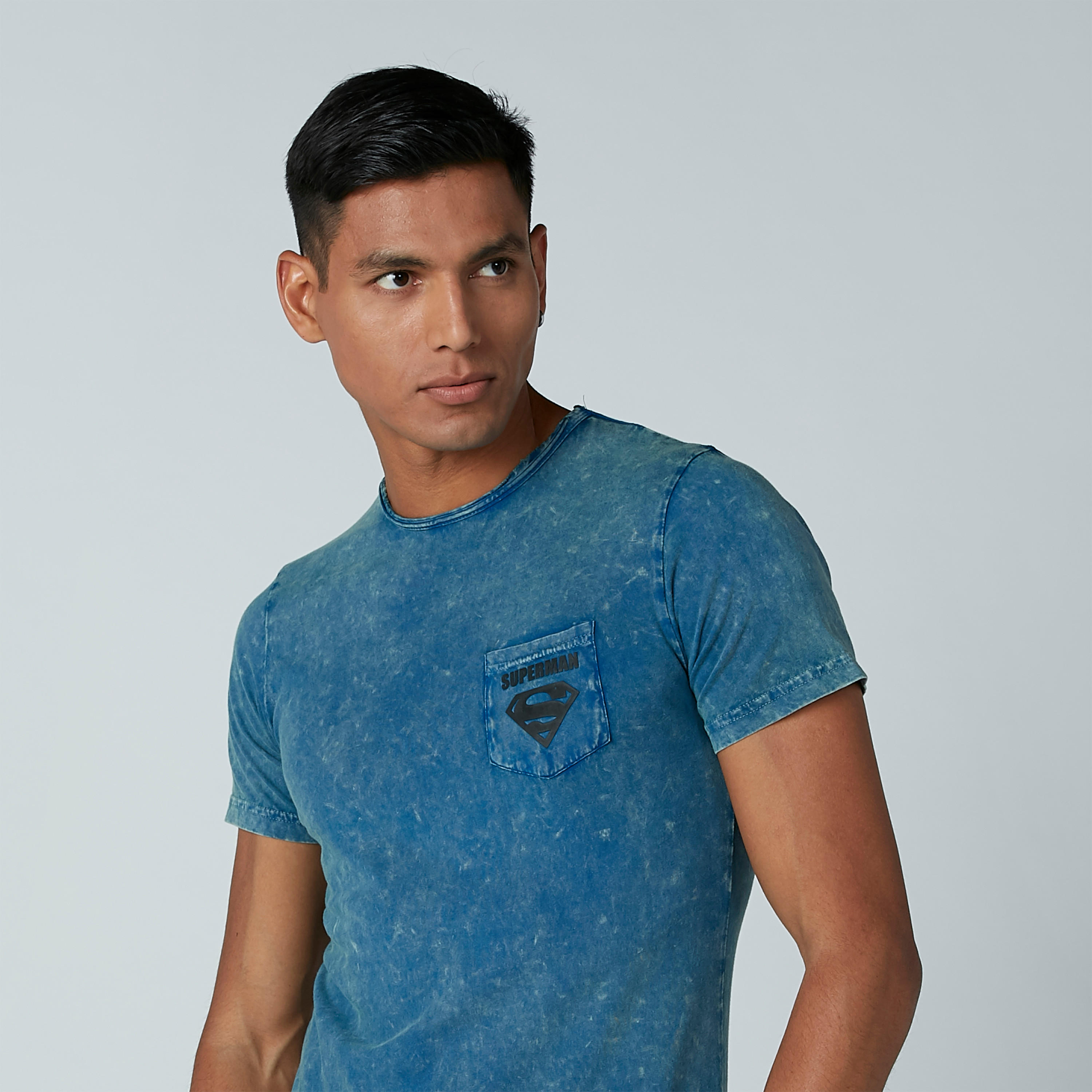 تيشيرت بقصّة سليم وياقة مستديرة وطبعات سوبرمان-men-clothing-tshirtsandpolos-tshirts-image-2