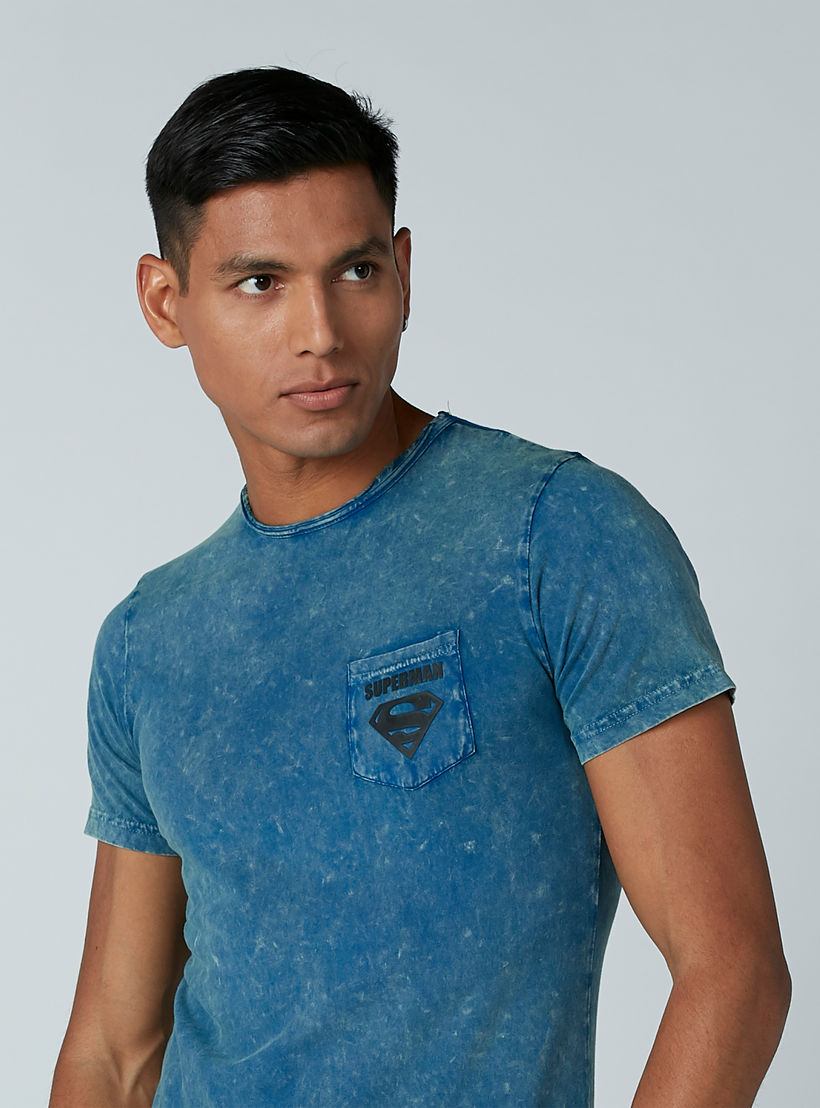 تيشيرت بقصّة سليم وياقة مستديرة وطبعات سوبرمان-men-clothing-tshirtsandpolos-tshirts-image-2