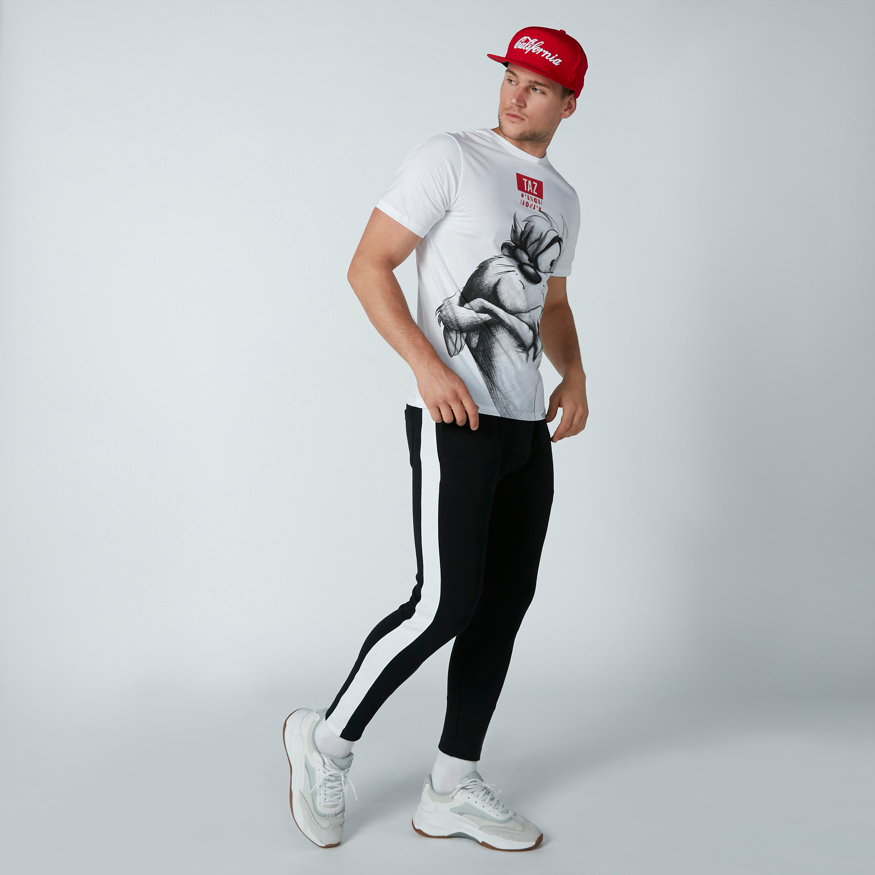تيشيرت بأكمام قصيرة وطبعات لوني تونز-men-clothing-tshirtsandpolos-tshirts-image-3