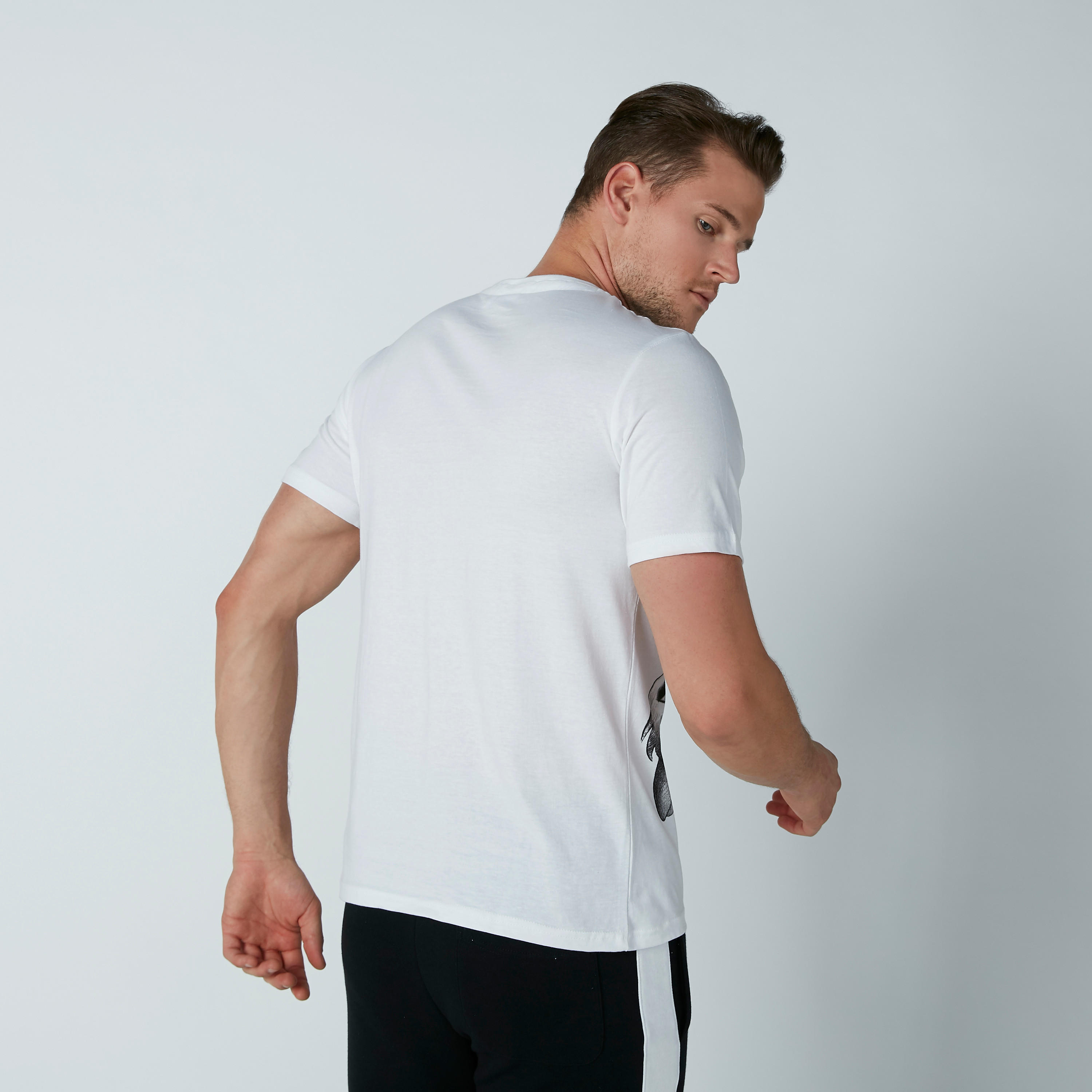 تيشيرت بأكمام قصيرة وطبعات لوني تونز-men-clothing-tshirtsandpolos-tshirts-image-4