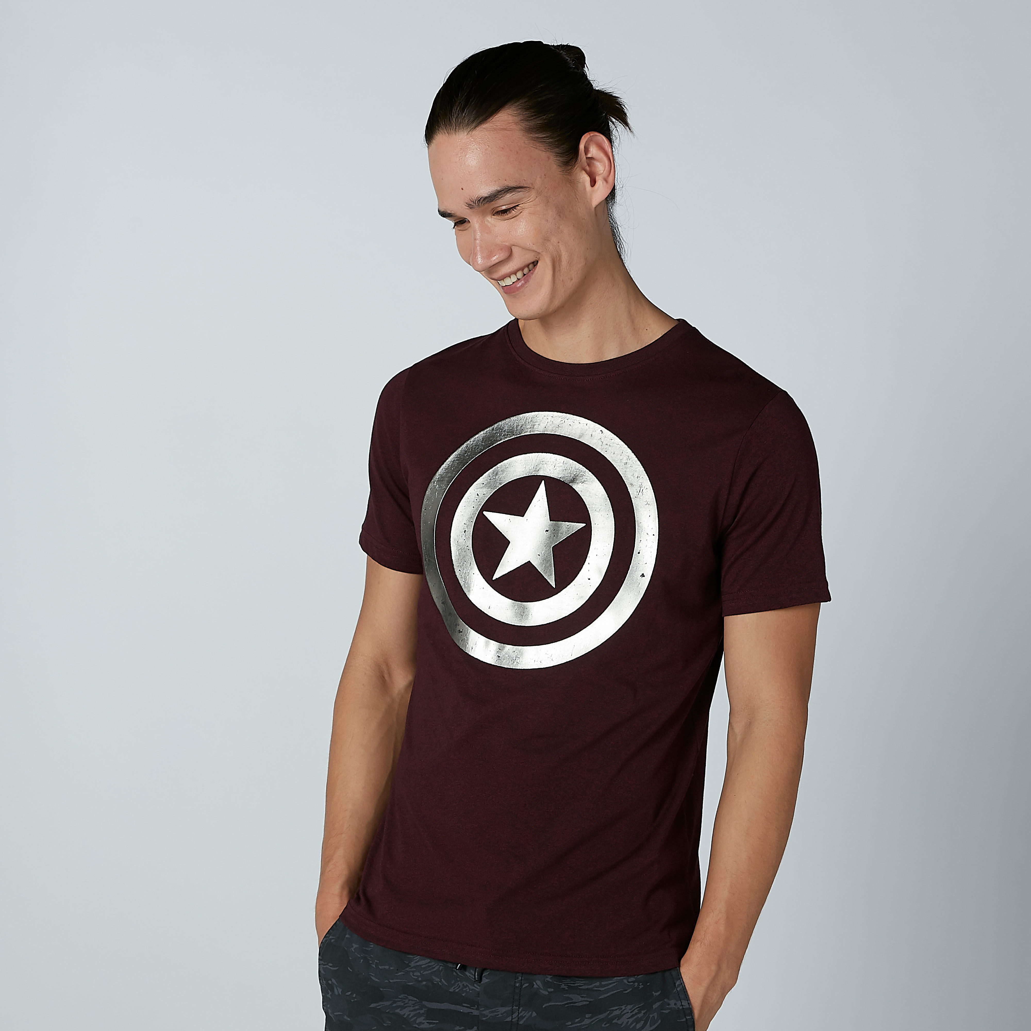 تيشيرت بياقة ضيقة وأكمام قصيرة وطبعات كابتن أمريكا-men-clothing-tshirtsandpolos-tshirts-image-1