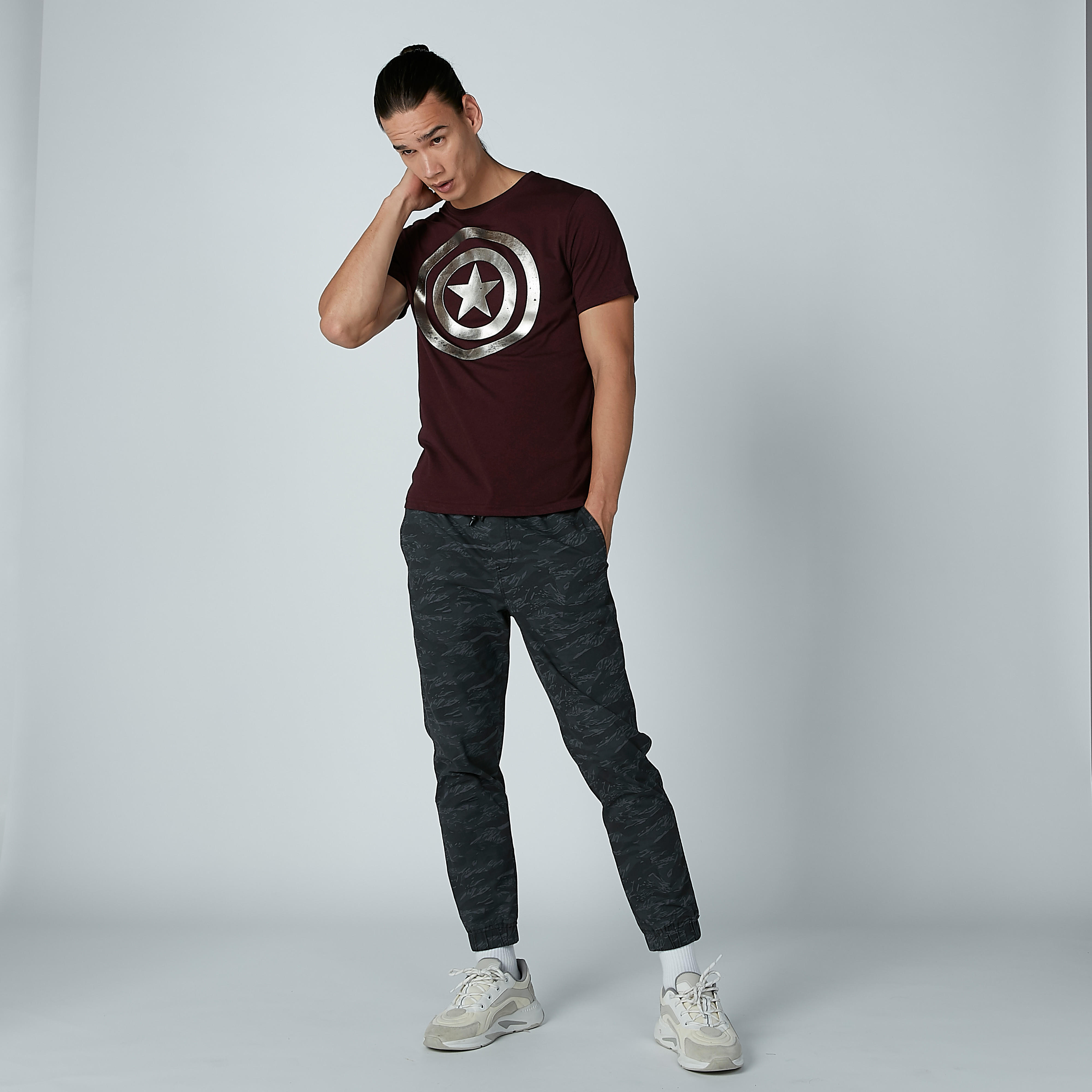 تيشيرت بياقة ضيقة وأكمام قصيرة وطبعات كابتن أمريكا-men-clothing-tshirtsandpolos-tshirts-image-2