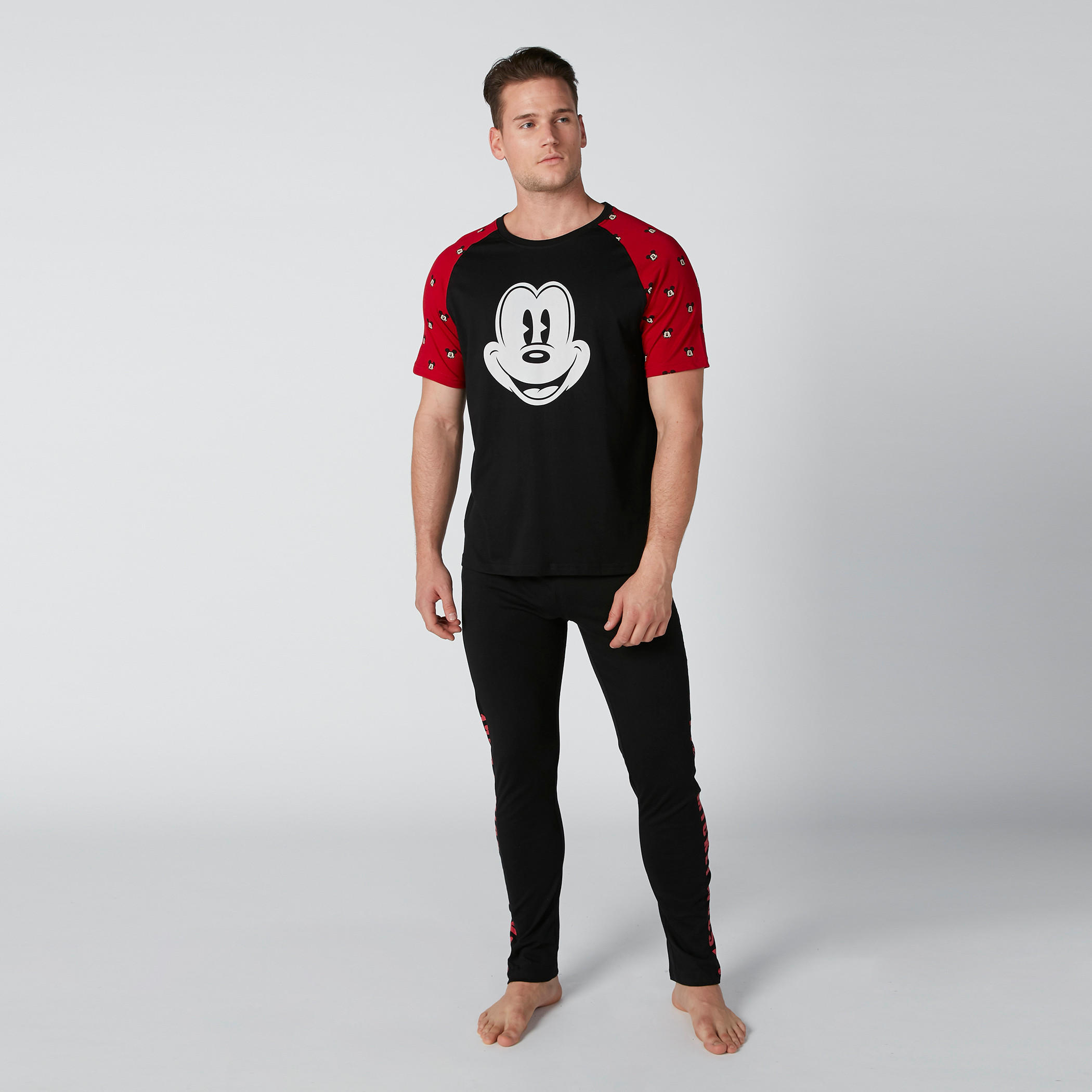 طقم بنطال بيجاما وتيشيرت بطبعات ميكي ماوس-men-clothing-nightwear-sets-image-1