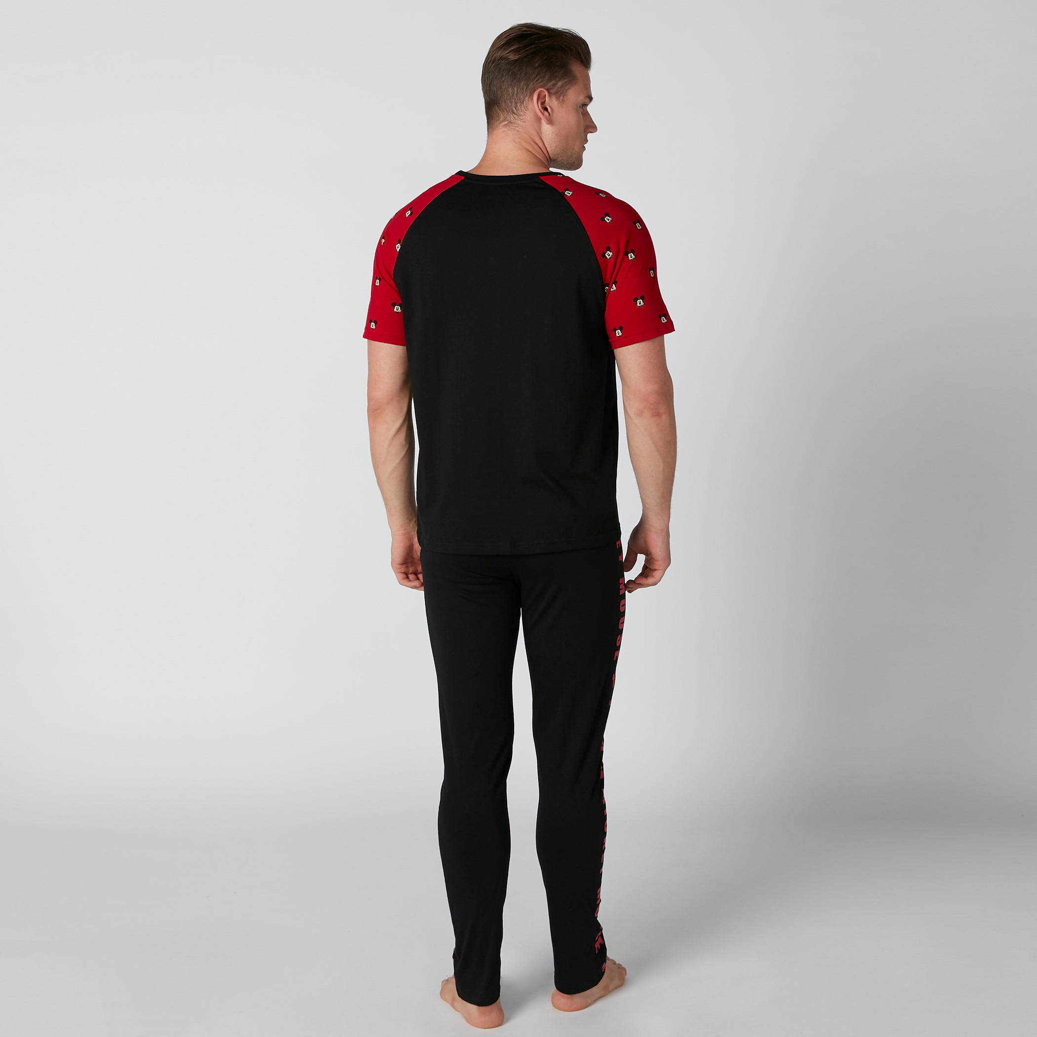 طقم بنطال بيجاما وتيشيرت بطبعات ميكي ماوس-men-clothing-nightwear-sets-image-2