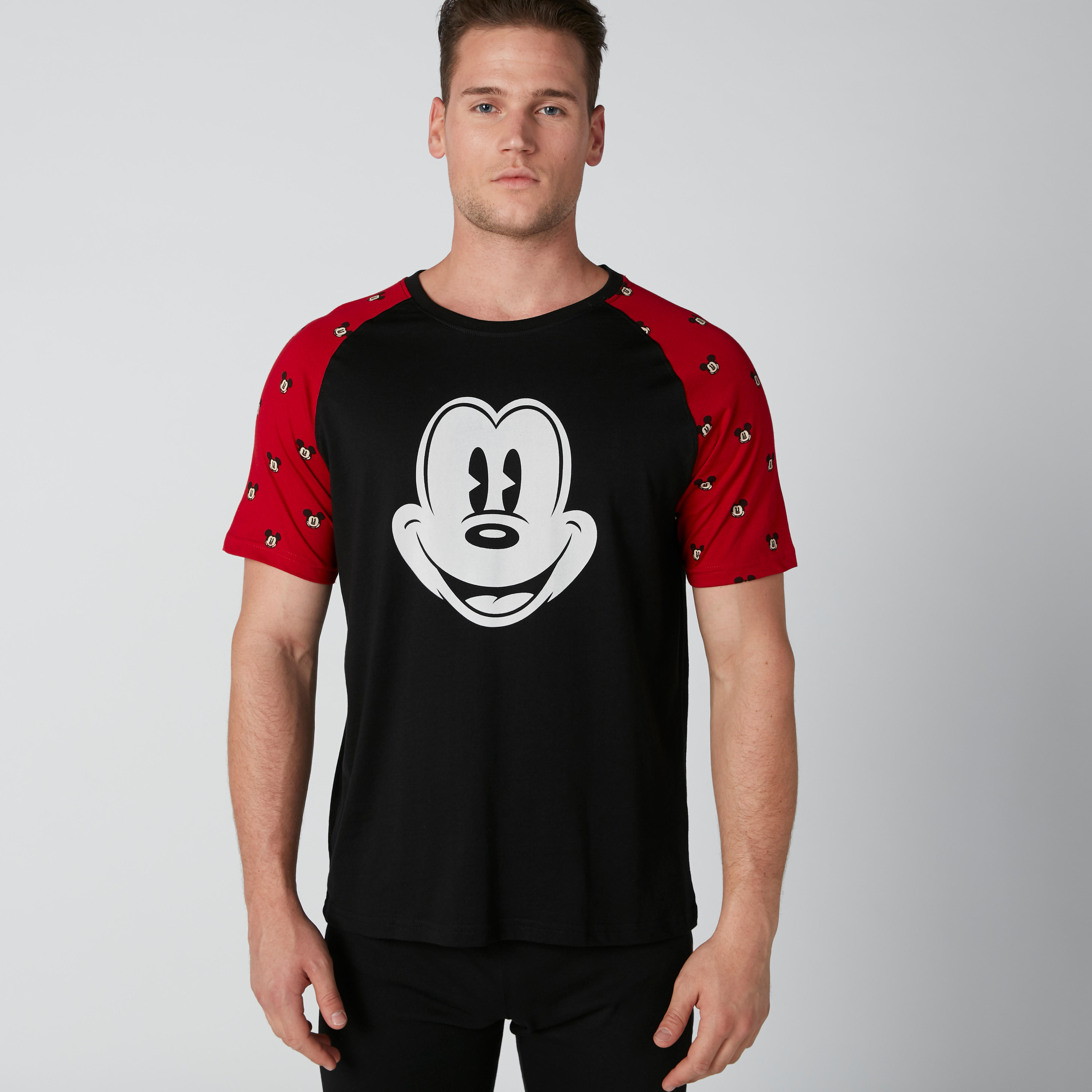 طقم بنطال بيجاما وتيشيرت بطبعات ميكي ماوس-men-clothing-nightwear-sets-image-3