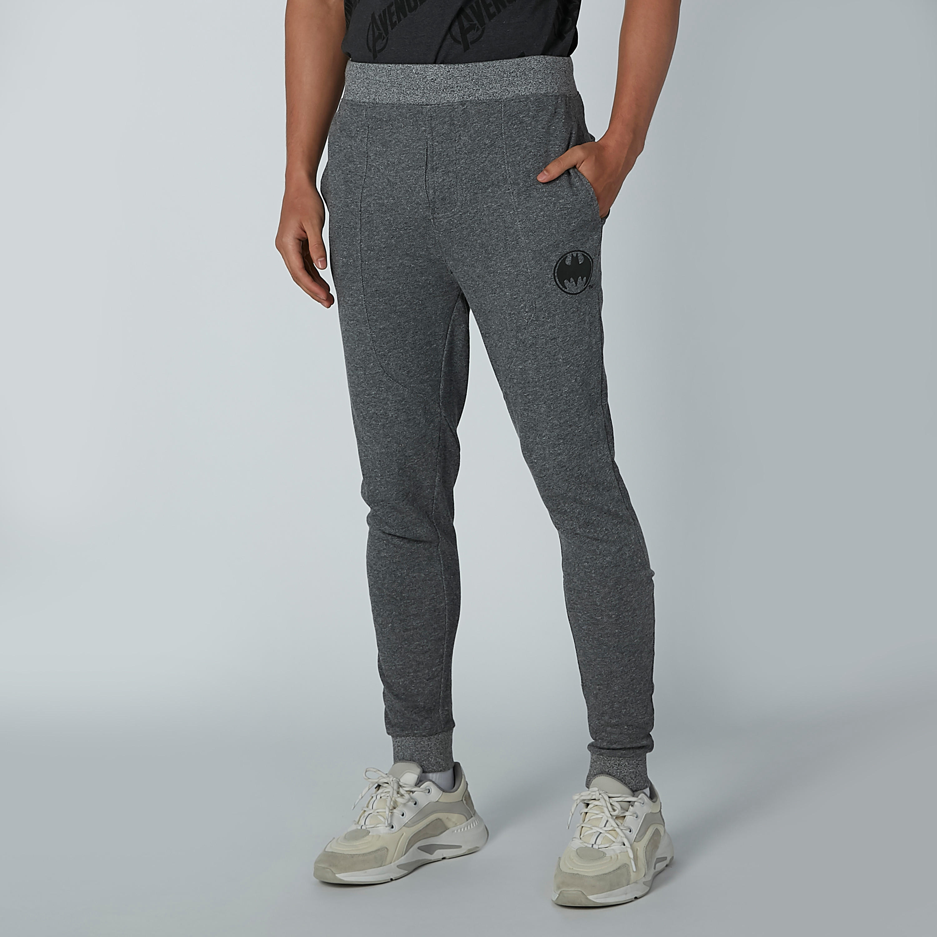 بنطال رياضي بقصّة سليم وخصر متوسط الارتفاع وجيوب وطبعات باتمان-men-clothing-bottoms-joggers-image-1