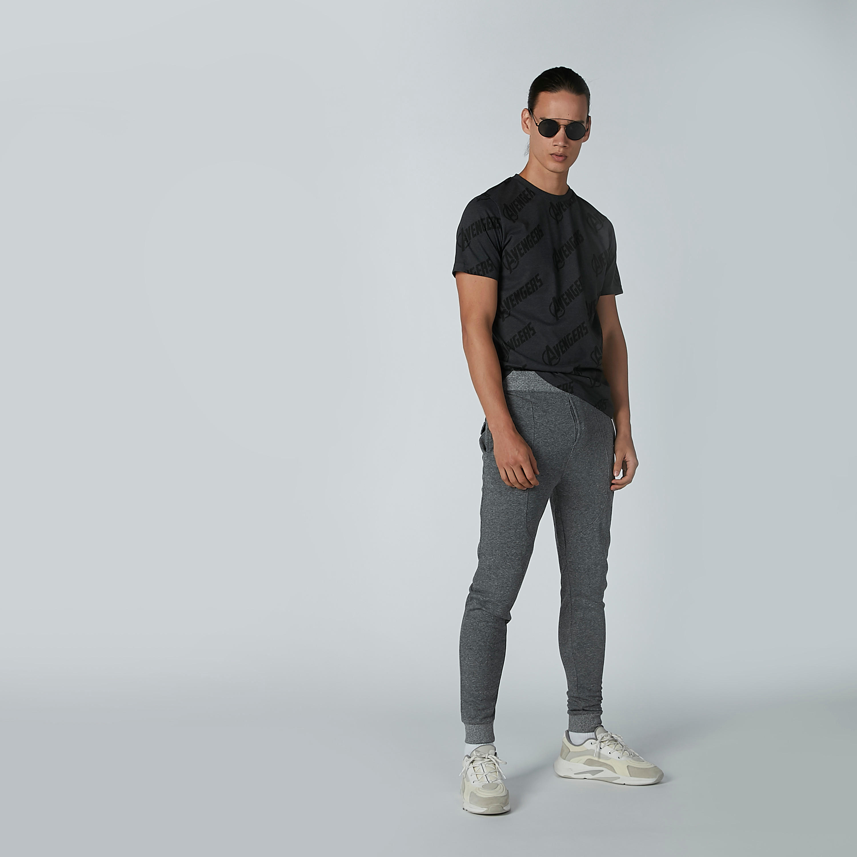 بنطال رياضي بقصّة سليم وخصر متوسط الارتفاع وجيوب وطبعات باتمان-men-clothing-bottoms-joggers-image-2