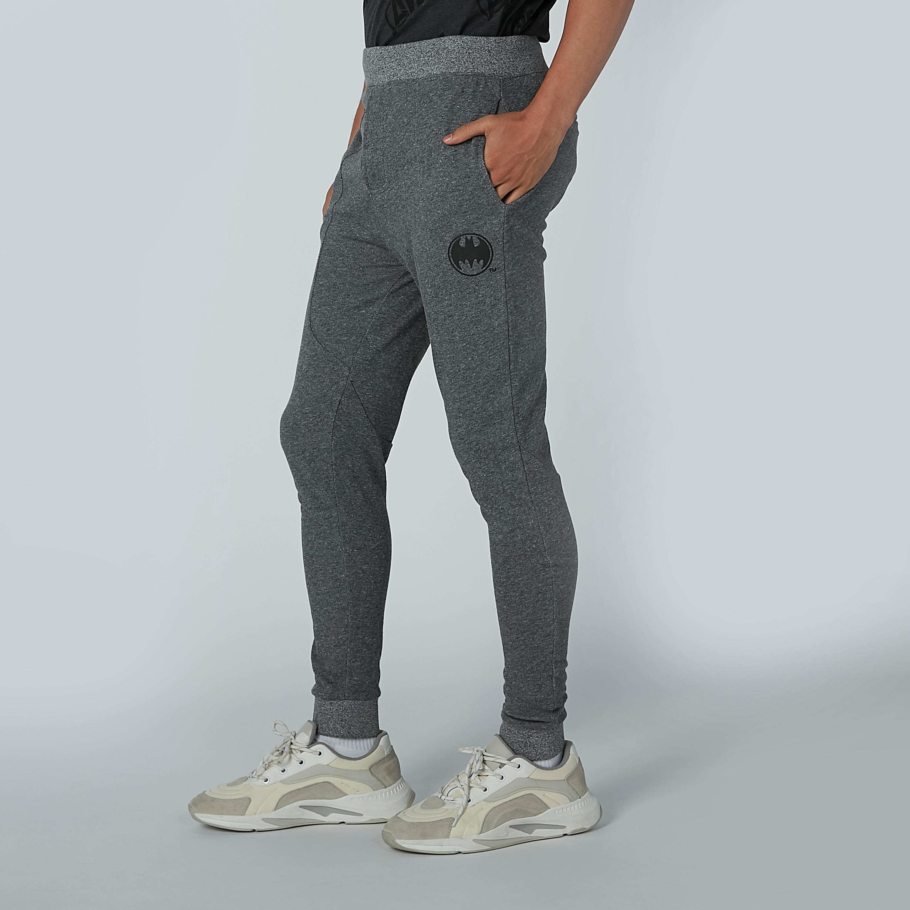 بنطال رياضي بقصّة سليم وخصر متوسط الارتفاع وجيوب وطبعات باتمان-men-clothing-bottoms-joggers-image-3