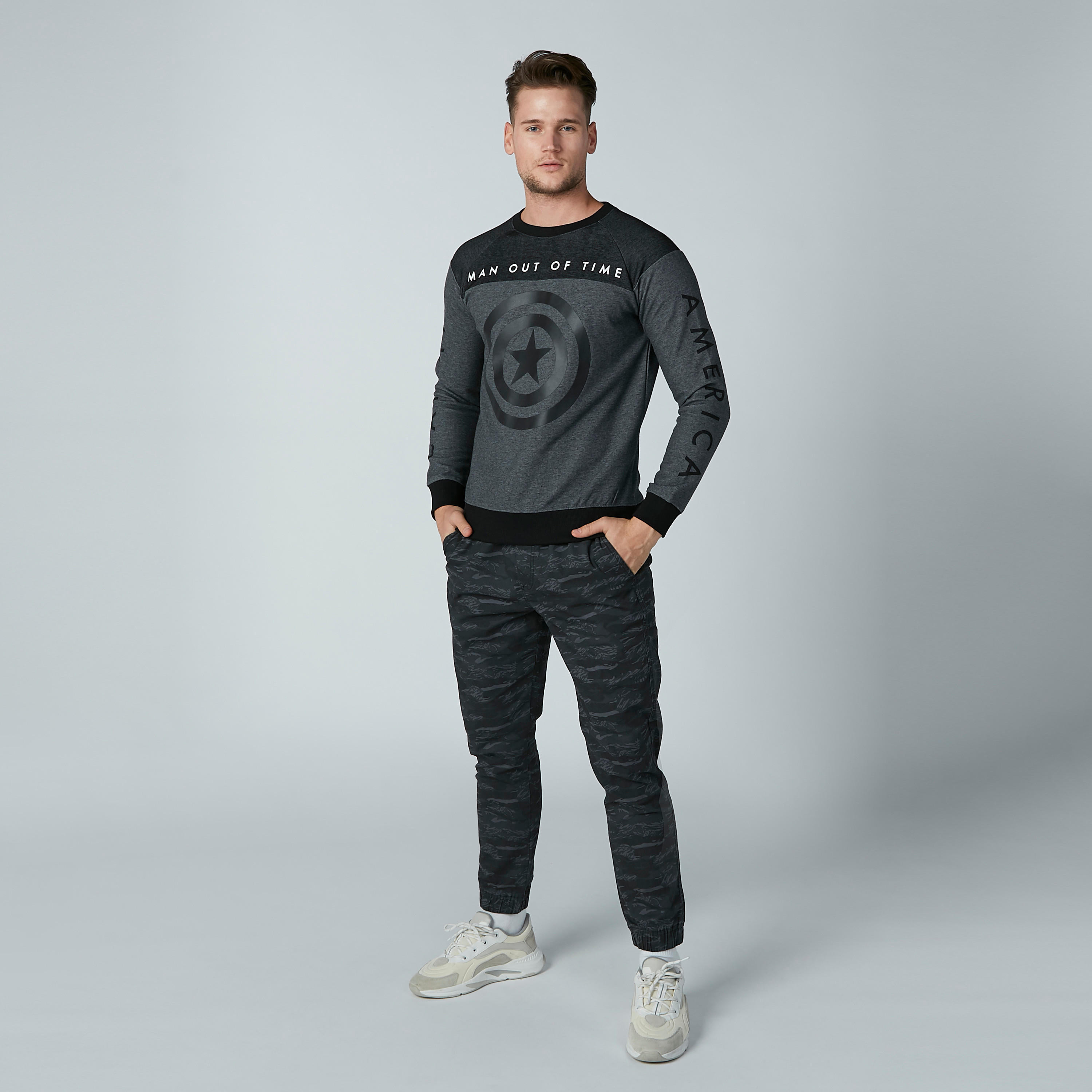 سويت شيرت بقصّة سليم وأكمام طويلة وطبعات كابتن أمريكا-men-winterwear-hoodiesandsweatshirts-image-2