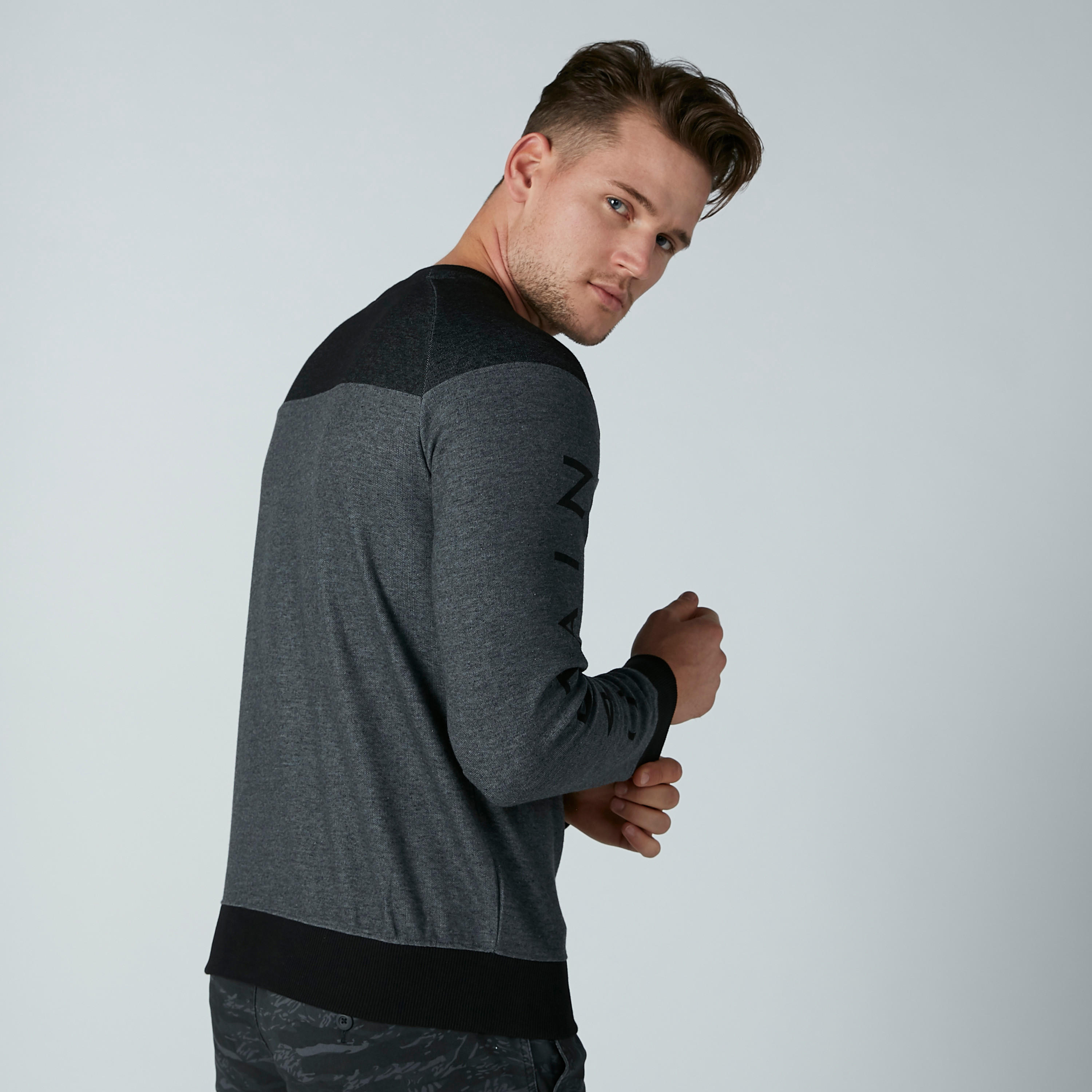 سويت شيرت بقصّة سليم وأكمام طويلة وطبعات كابتن أمريكا-men-winterwear-hoodiesandsweatshirts-image-3