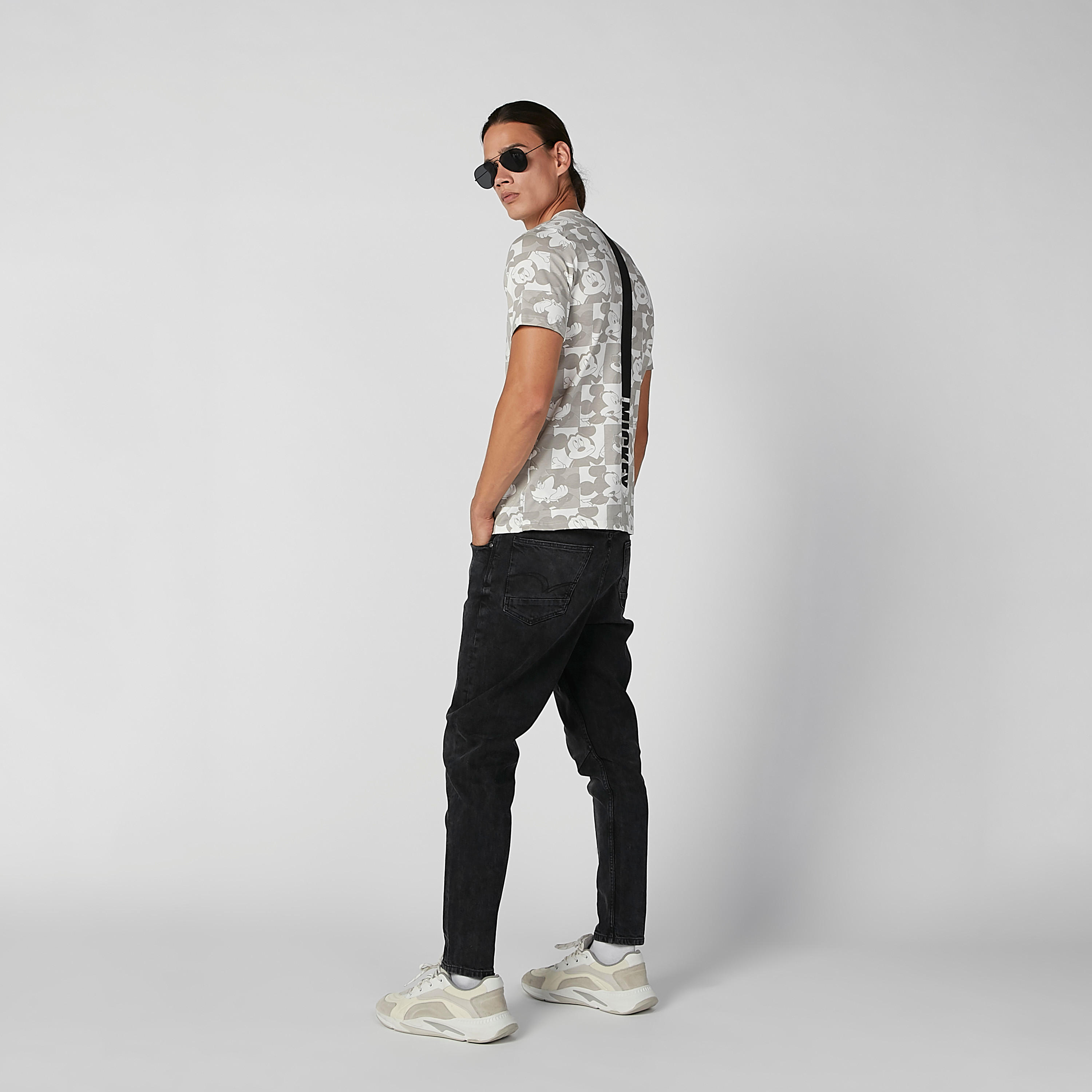 تيشيرت بقصّة سليم وياقة ضيقة وأكمام قصيرة وطبعات ميكي ماوس-men-clothing-tshirtsandpolos-tshirts-image-2