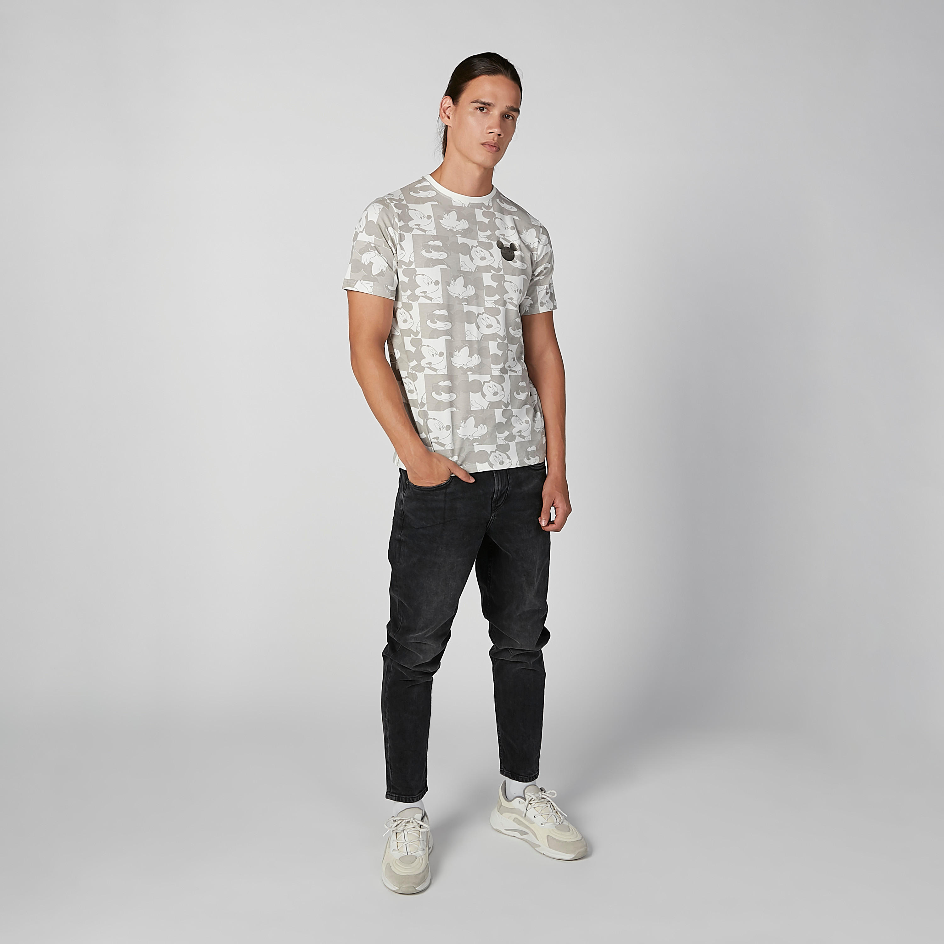 تيشيرت بقصّة سليم وياقة ضيقة وأكمام قصيرة وطبعات ميكي ماوس-men-clothing-tshirtsandpolos-tshirts-image-3